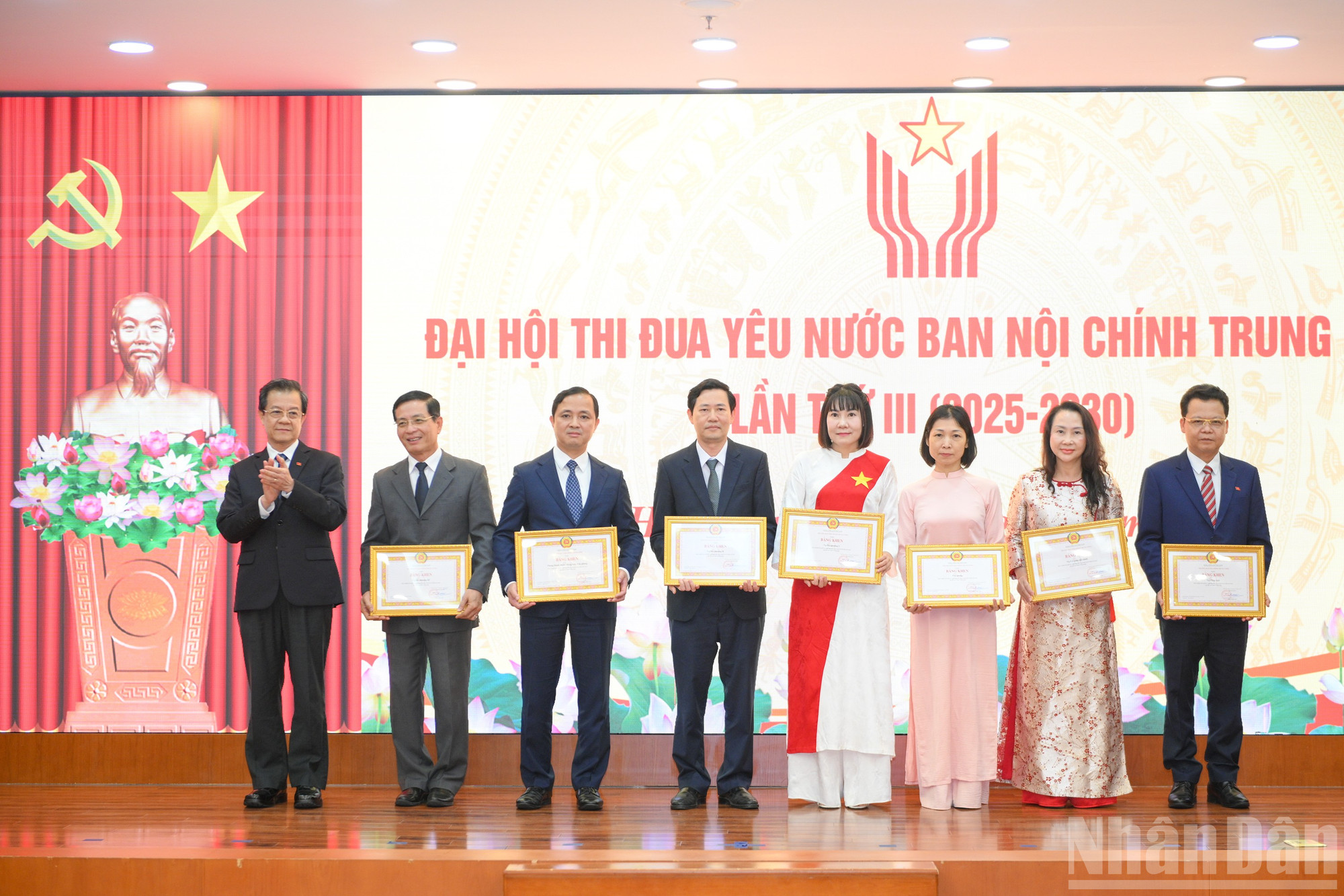 Các tập thể có thành tích xuất sắc nhận Bằng khen của Ban Nội chính Trung ương. ndo_br_dh-thi-dua-yeu-nuoc-5009.jpg