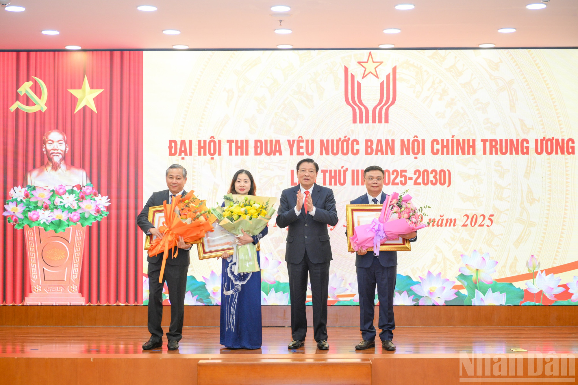 Đồng chí Phan Đình Trạc, Ủy viên Bộ Chính trị, Bí thư Trung ương Đảng, Trưởng Ban Nội chính Trung ương trao Bằng khen của Thủ tướng Chính phủ tặng các tập thể có thành tích xuất sắc. ndo_br_dh-thi-dua-yeu-nuoc-4968.jpg