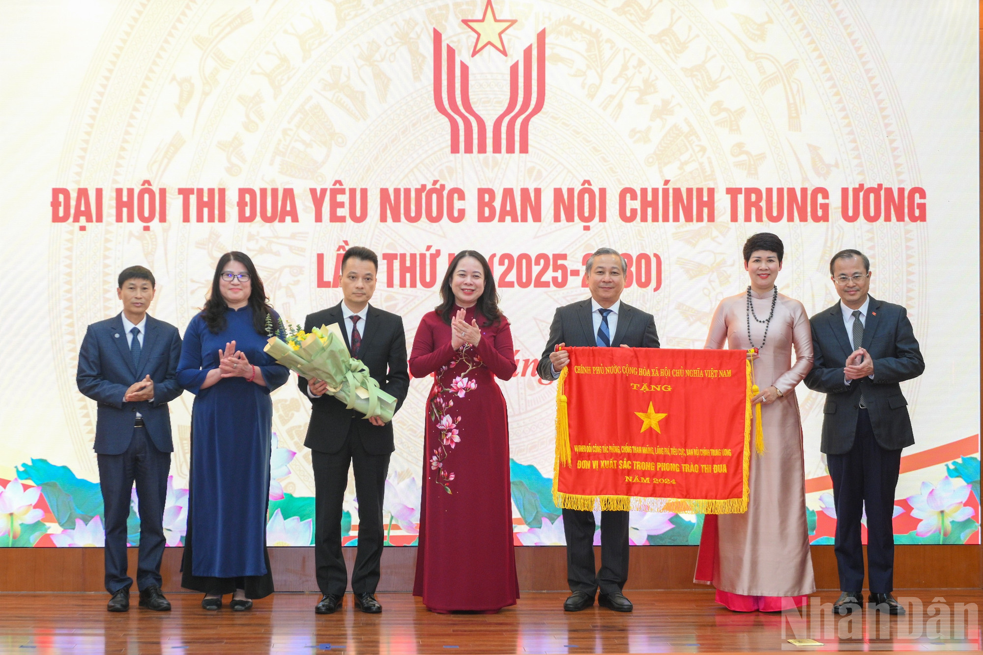 Phó Chủ tịch nước Võ Thị Ánh Xuân trao Cờ thi đua của Chính phủ tặng Vụ theo dõi công tác phòng chống tham nhũng , lãng phí, tiêu cực. ndo_br_dh-thi-dua-yeu-nuoc-4956.jpg