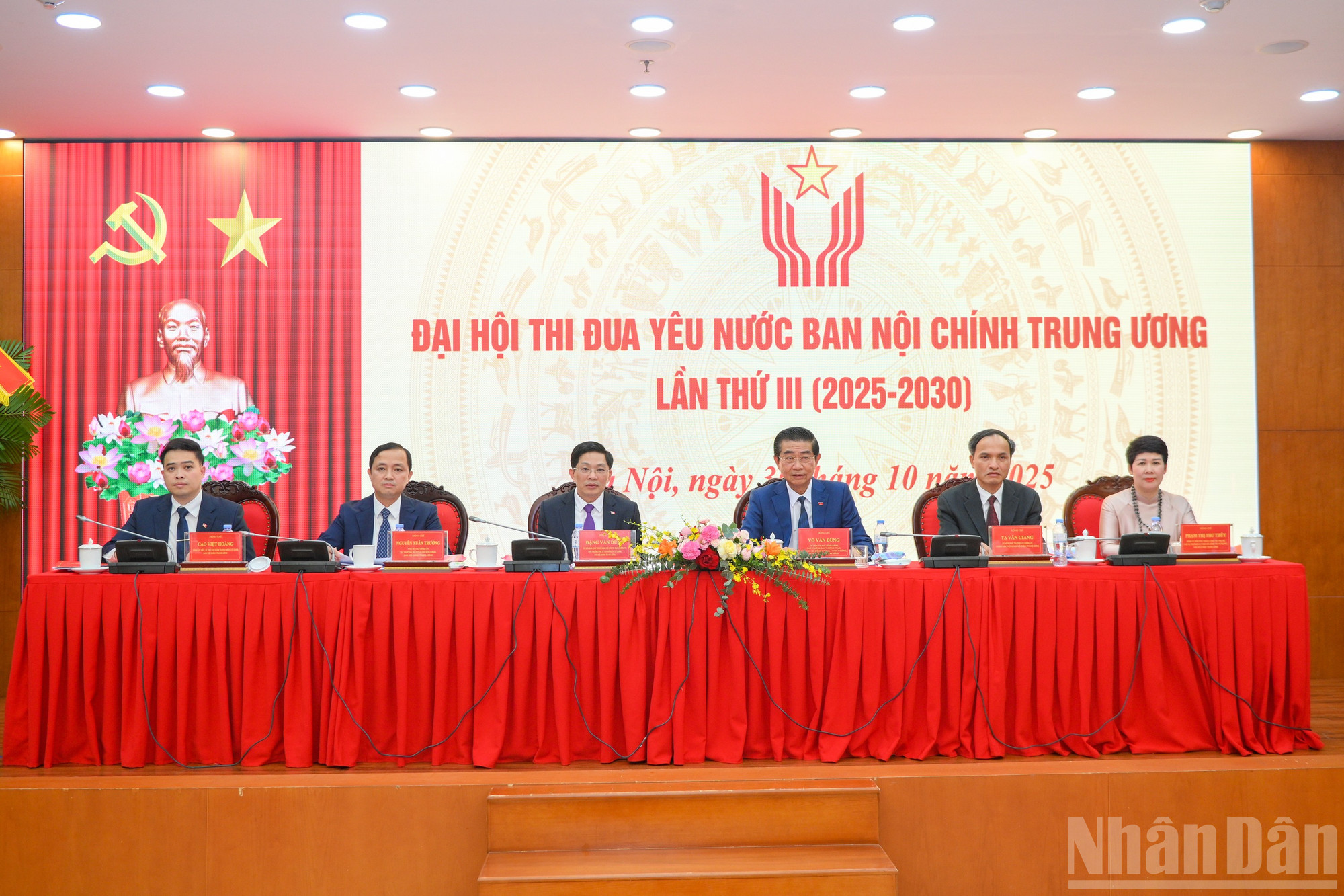 Đoàn Chủ tịch điều hành Đại hội. ndo_br_dh-thi-dua-yeu-nuoc-4857.jpg