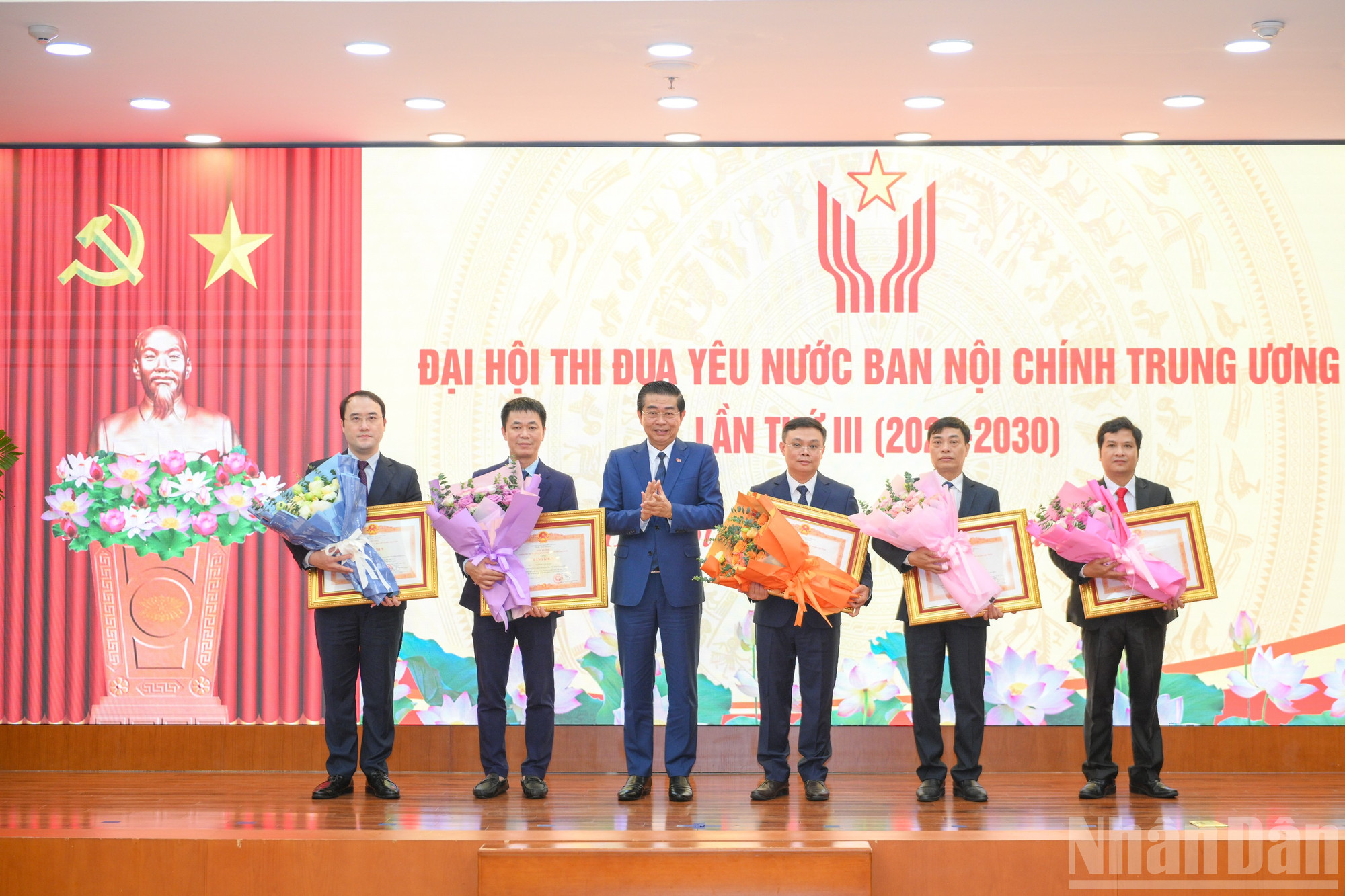 Đồng chí Võ Văn Dũng, Ủy viên Trung ương Đảng, Phó Trưởng Ban Thường trực Ban Nội chính Trung ương trao Bằng khen của Thủ tướng Chính phủ tặng các cá nhân có thành tích xuất sắc. ndo_br_dh-thi-dua-yeu-nuoc-4983.jpg