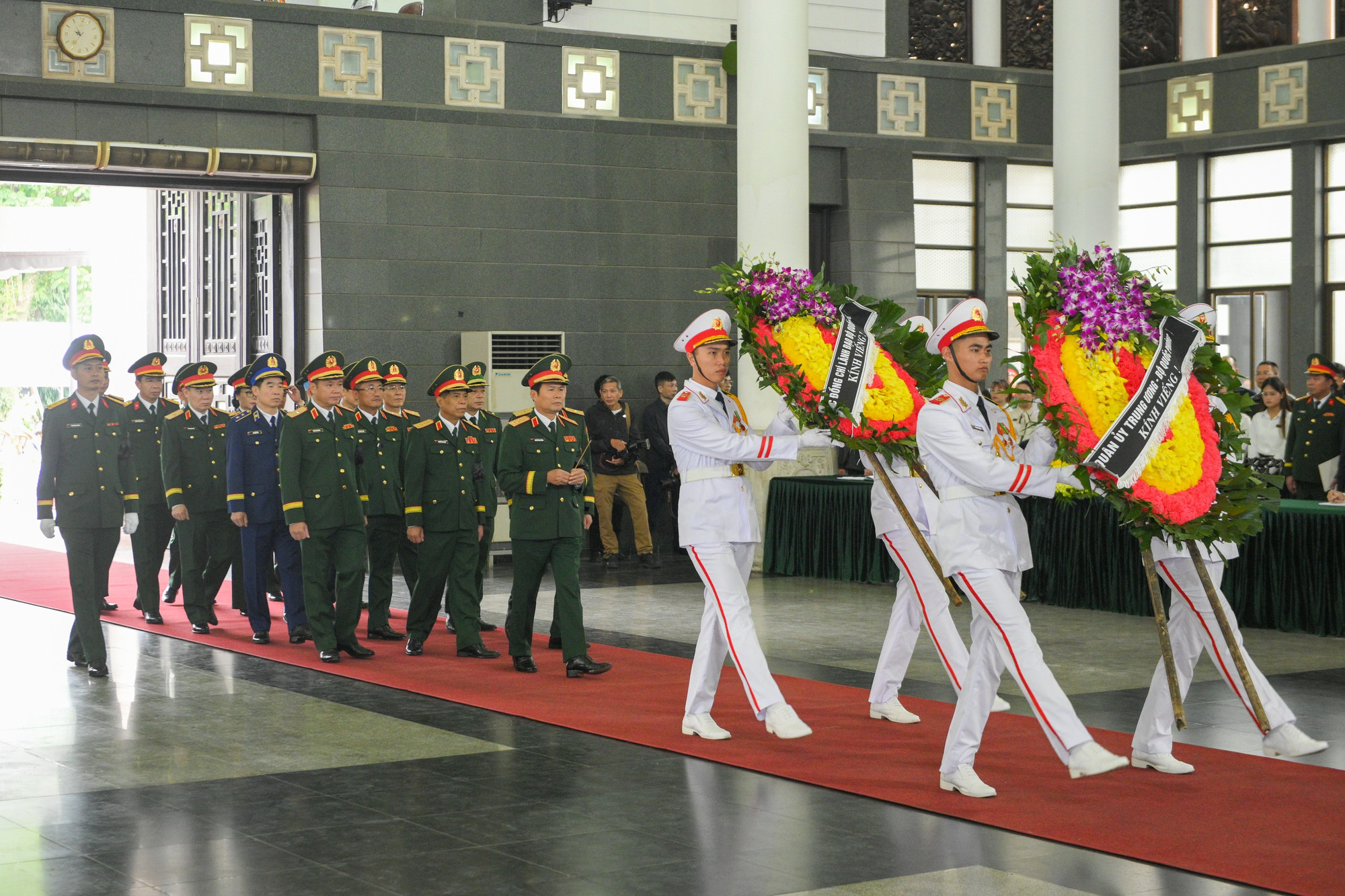 Đoàn Quân ủy Trung ương - Bộ Quốc phòng vào viếng. tang-le-tran-phuong-1588.jpg