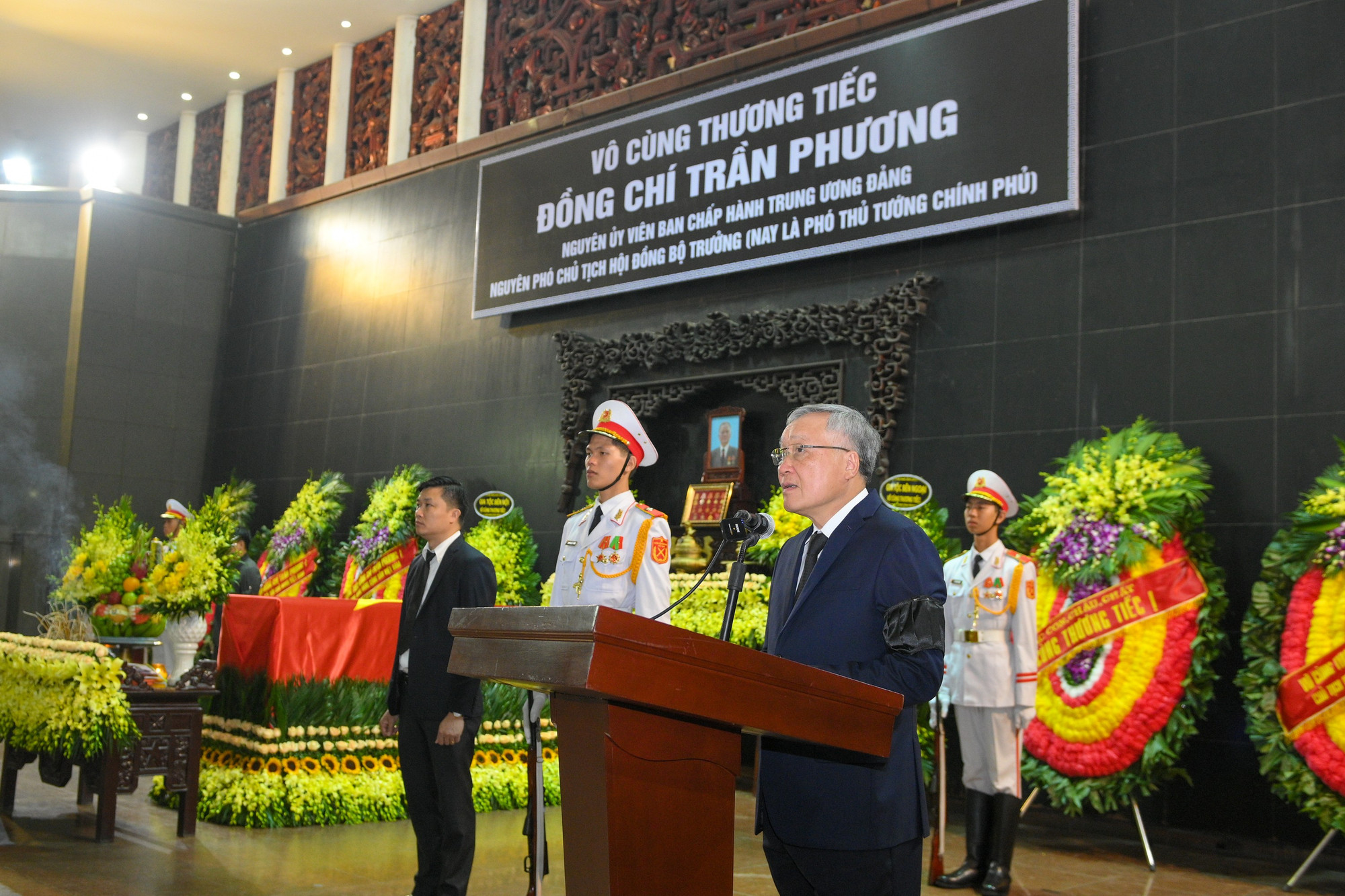 Phó Thủ tướng Thường trực Chính phủ Nguyễn Hòa Bình, Trưởng ban Lễ tang, đọc lời điếu tại Lễ truy điệu. tang-le-tran-phuong-2047.jpg