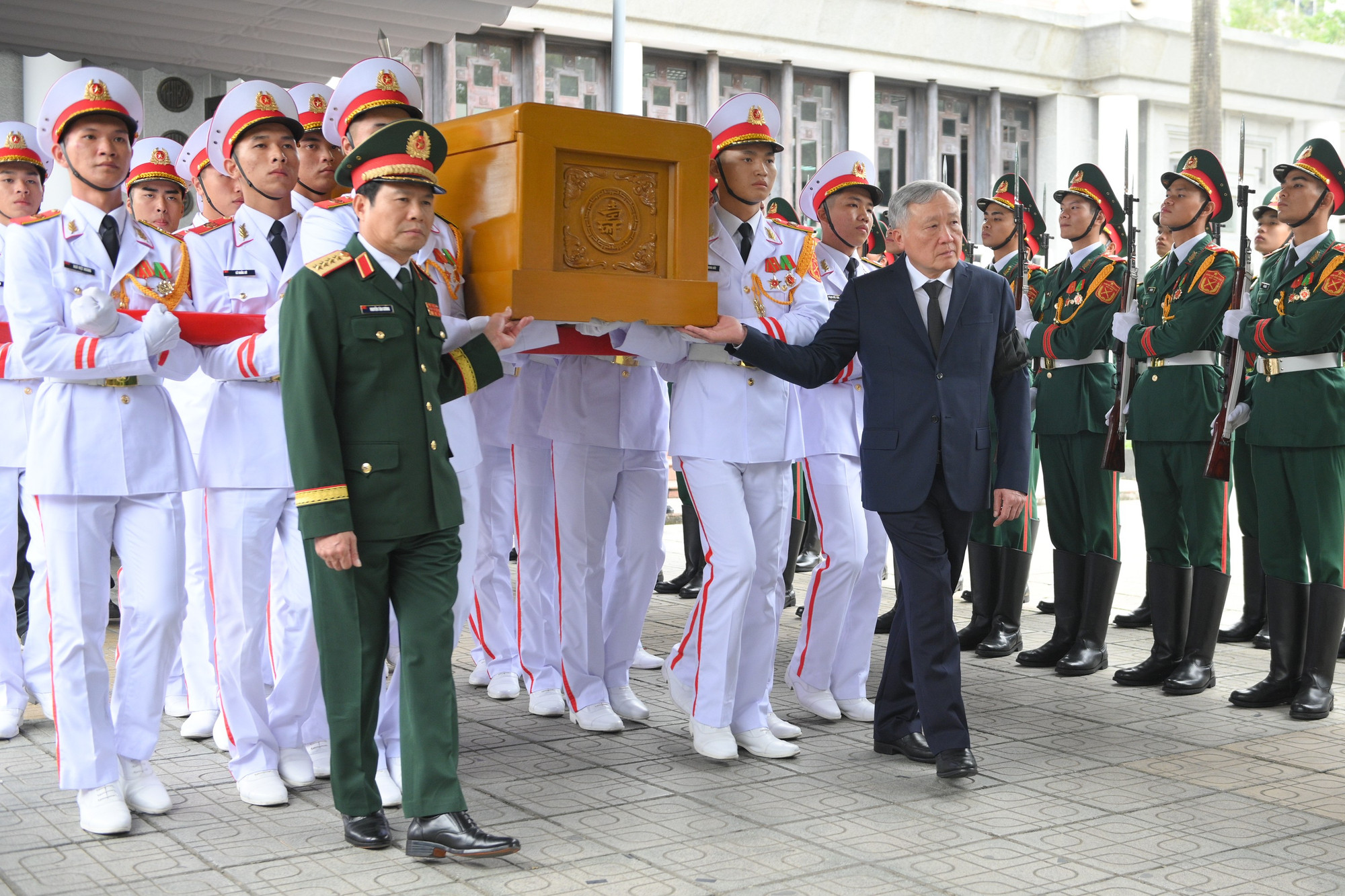 Phó Thủ tướng Thường trực Chính phủ Nguyễn Hòa Bình và Tổng Tham mưu trưởng Quân đội nhân dân Việt Nam, Thứ trưởng Quốc phòng Nguyễn Tân Cương đưa linh cữu đồng chí Trần Phương ra xe tang. tang-le-tran-phuong-2139.jpg