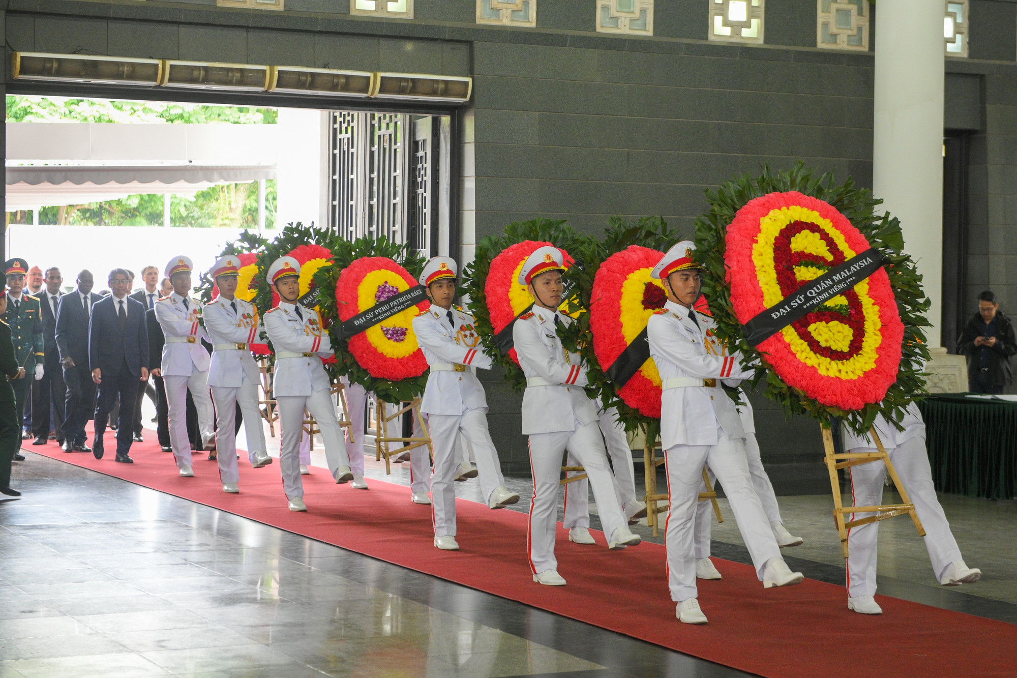 Đoàn các Đại sứ quán tại Việt Nam vào viếng. tang-le-tran-phuong-1766.jpg