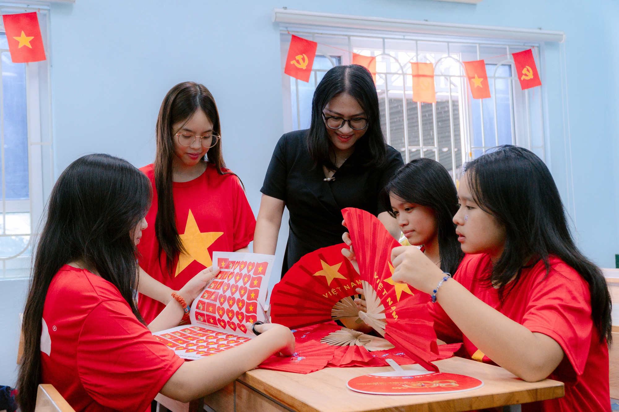 5.500 chiếc quạt in cờ đỏ sao vàng và slogan của dự án được gửi qua Thành Đoàn Hà Nội trao tới người dân trong dịp Đại lễ. doan-thi-diem.jpg