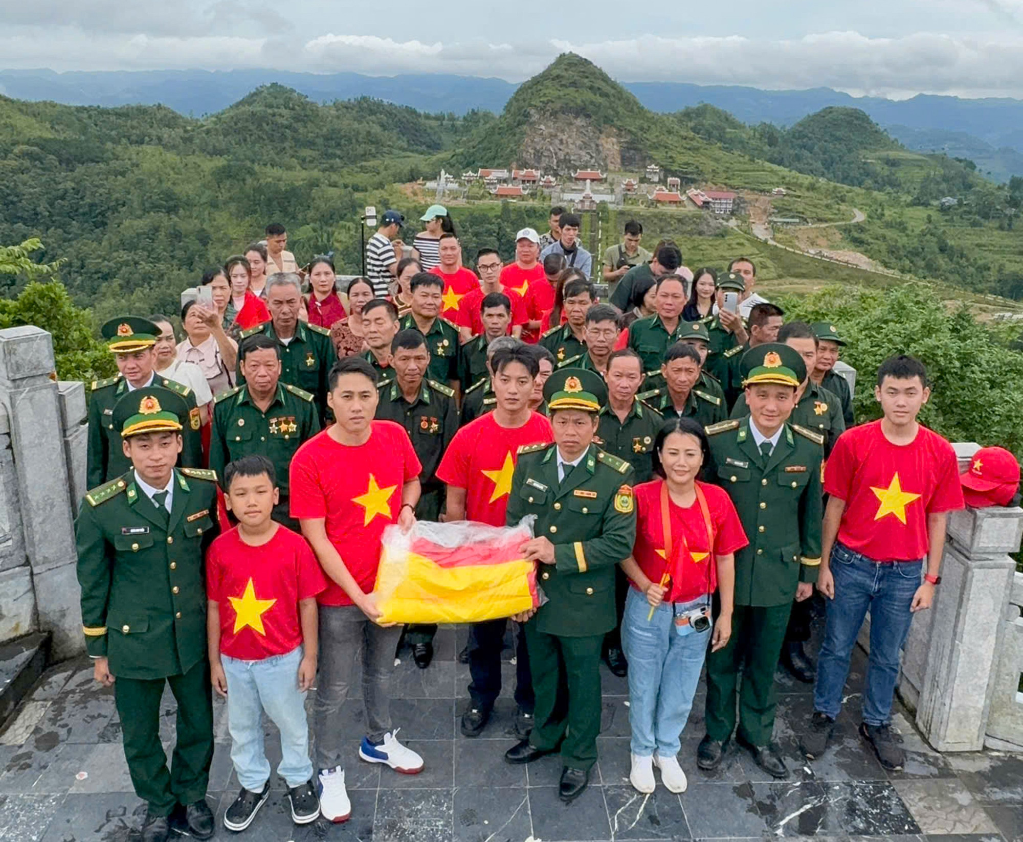Hai lá cờ Tổ quốc rộng 54 mét vuông gửi tặng Đồn biên phòng Lũng Cú. doan-thi-diem-198.jpg