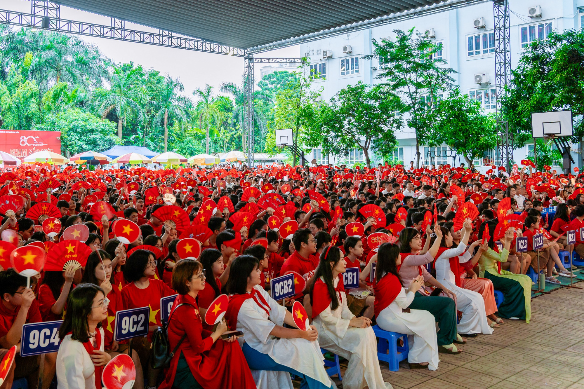 Sắc đỏ ngập tràn tại sân trường Đoàn Thị Điểm. doan-thi-diem-08509.jpg