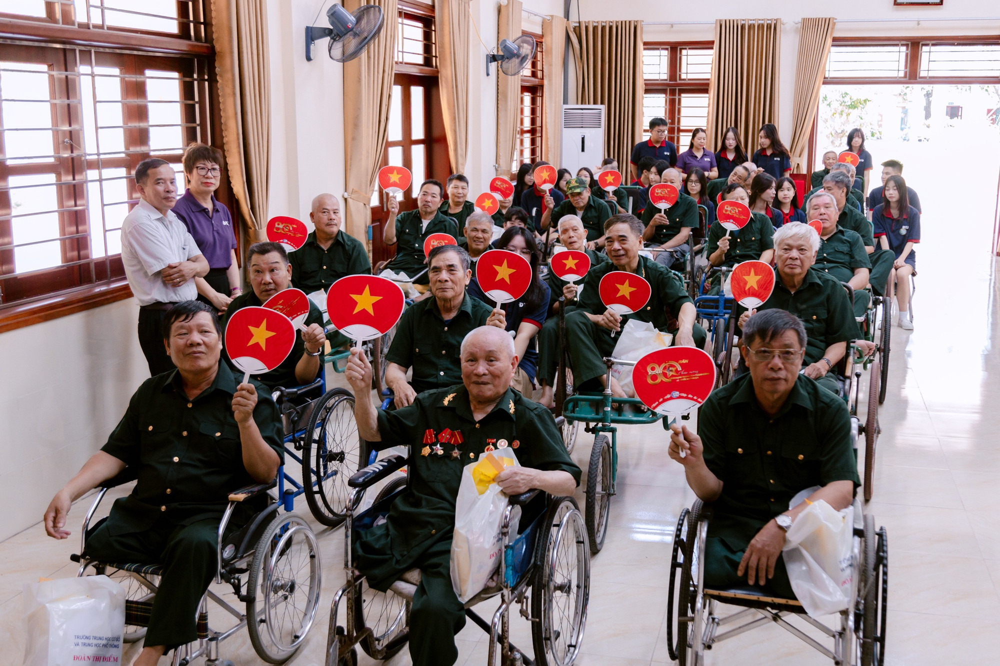 50 suất quà được trao gửi tới các thương - bệnh binh tại Trung tâm thương binh Duy Tiên (Ninh Bình). doan-thi-diem-3.jpg