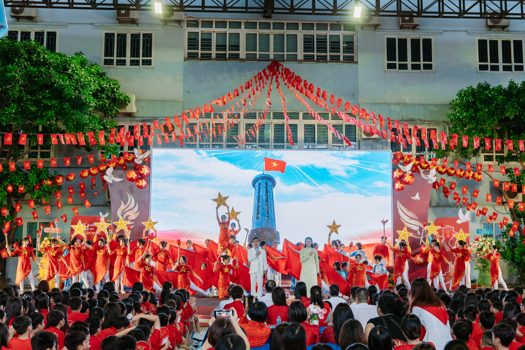 Chương trình nghệ thuật đặc sắc tái hiện quá khứ hào hùng của Cách mạng Tháng Tám, giá trị của hòa bình trong sắc màu cờ đỏ vinh quang. doan-thi-diem-08426.jpg