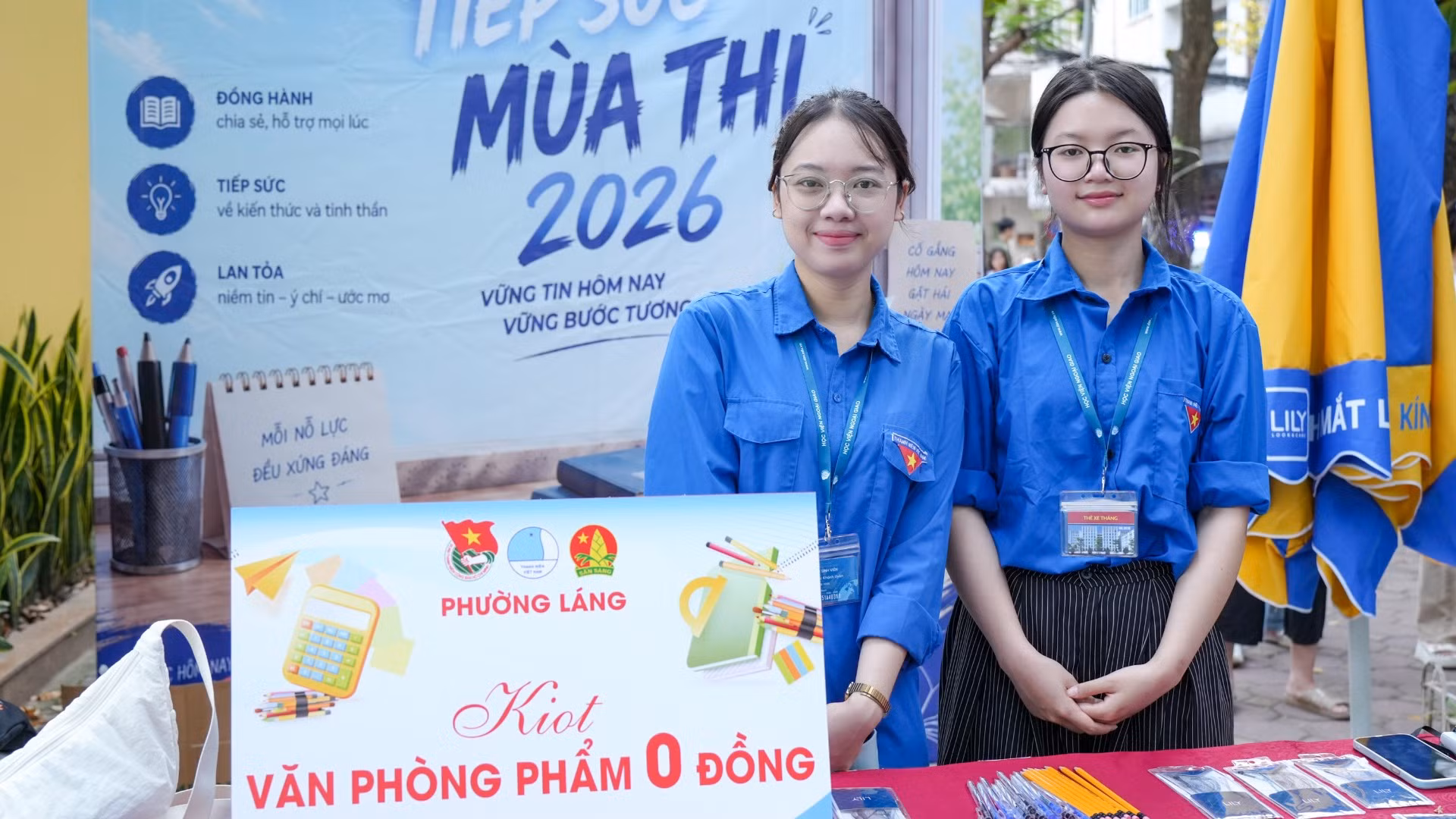Sáng sớm, hàng nghìn đoàn viên, thanh niên Thủ đô đã có mặt tại các điểm thi, sẵn sàng cho một ngày hoạt động cao điểm "Tiếp sức mùa thi".
