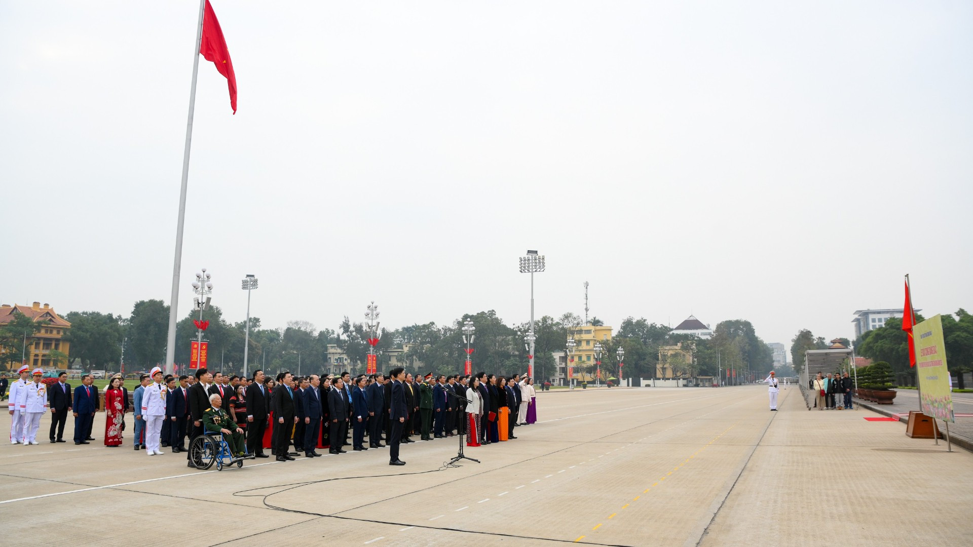Đoàn đại biểu Bí thư Chi bộ xuất sắc toàn quốc báo công dâng Bác.