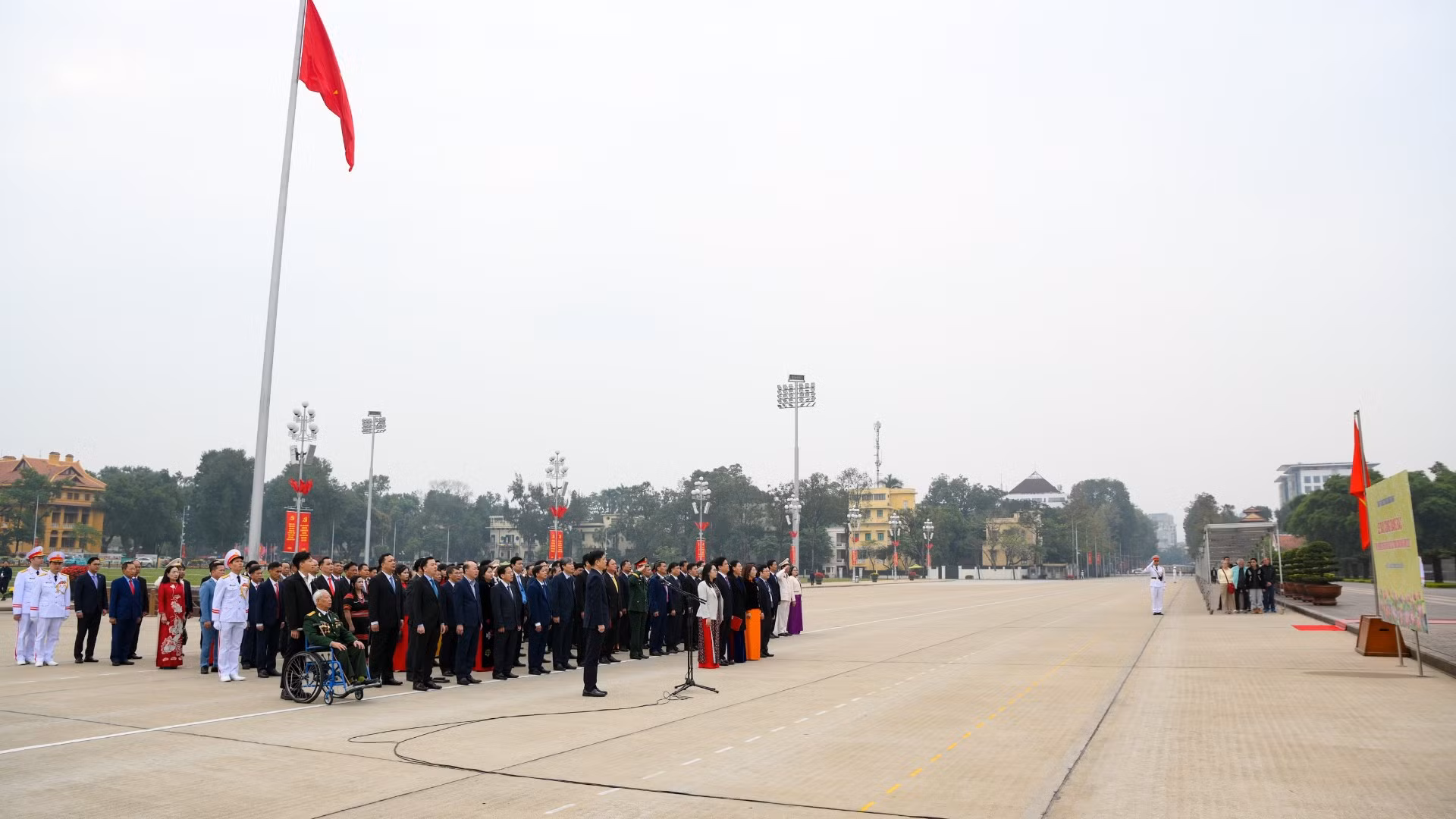 Đoàn đại biểu Bí thư Chi bộ xuất sắc toàn quốc báo công dâng Bác.