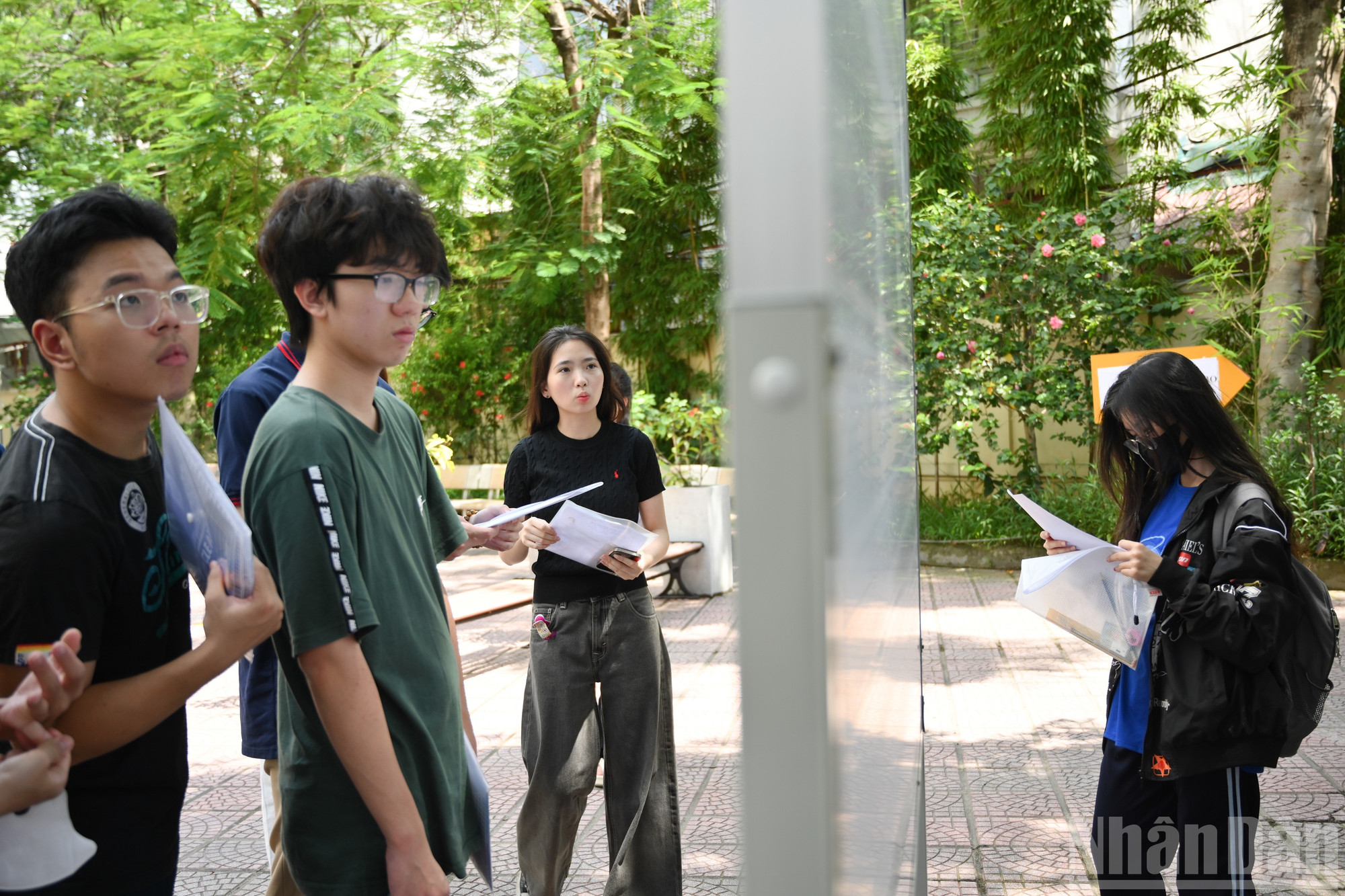 Các thí sinh kiểm tra danh sách, phòng thi và sơ đồ phòng thi. ndo_br_thi-tot-nghiep-ngay-25-4491.jpg