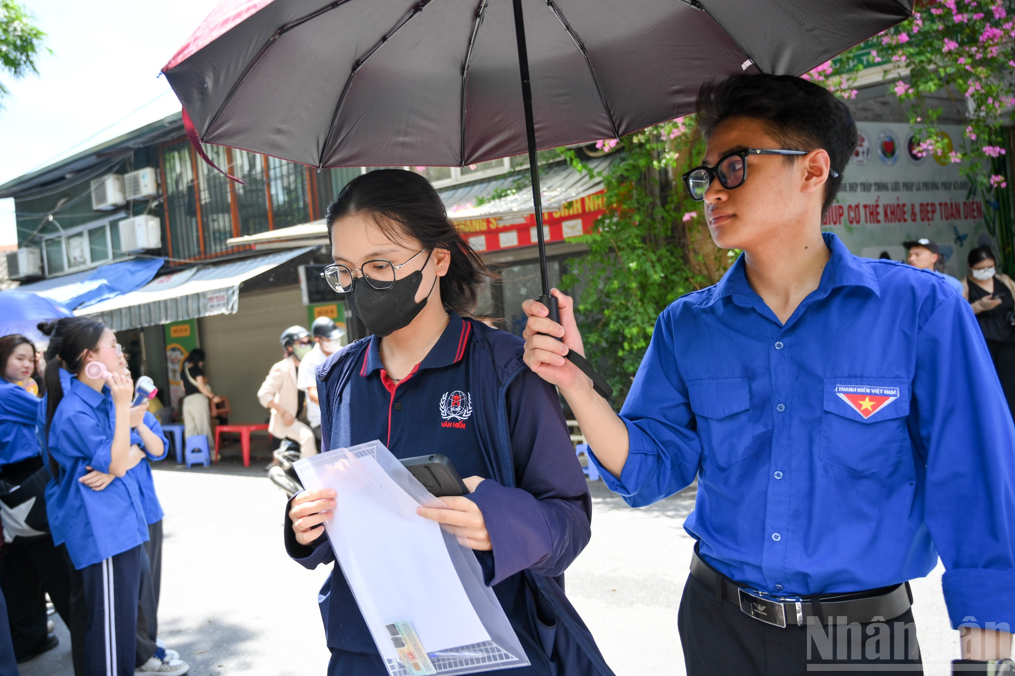 Tại điểm thi trường Trung học cơ sở Minh Khai (quận Hai Bà Trưng) các thí sinh đến khá sớm để làm thủ tục dự thi. ndo_br_thi-tot-nghiep-ngay-25-4214.jpg