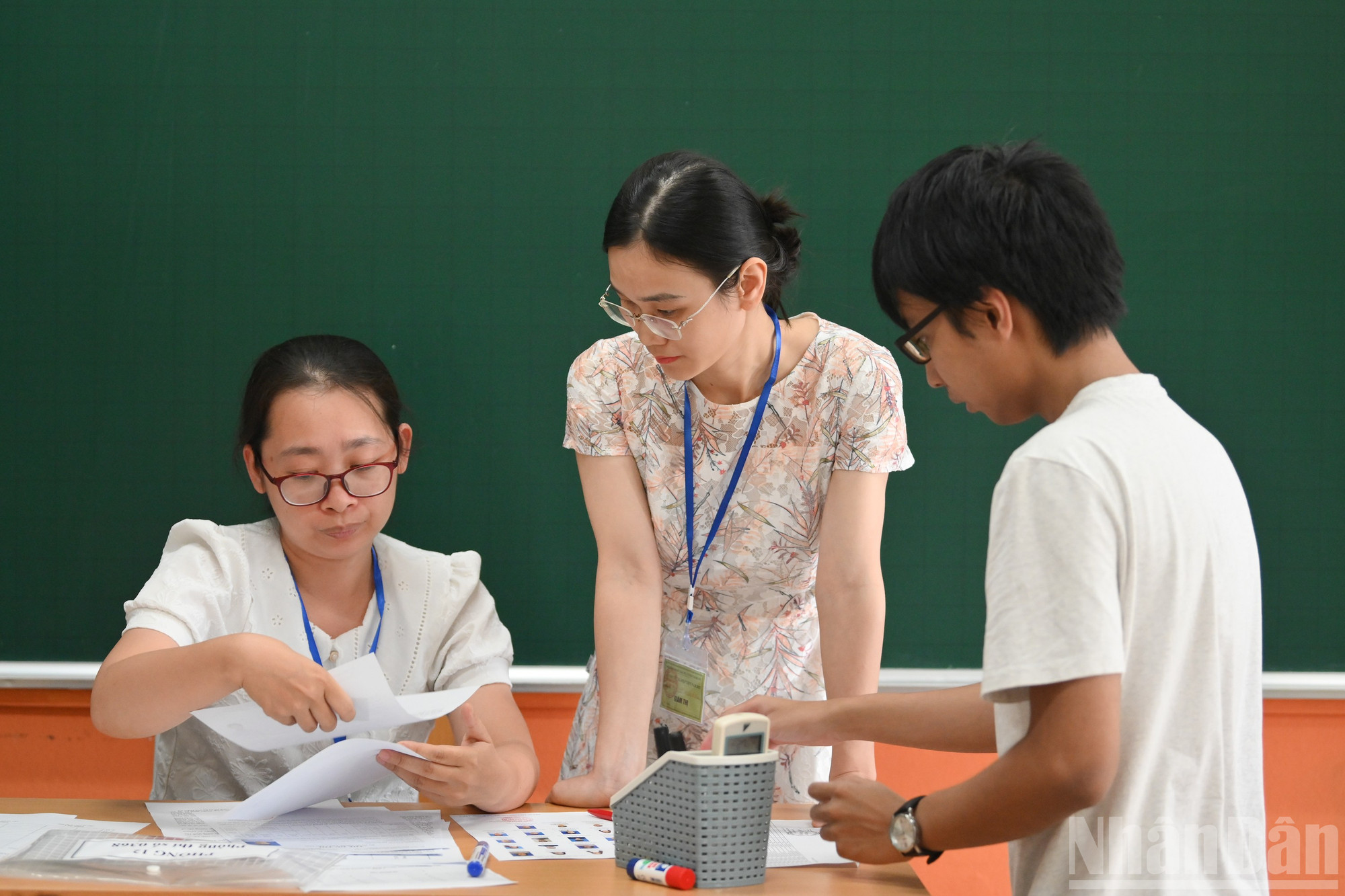 Thí sinh lưu ý cần có mặt đúng giờ quy định. Nếu đến chậm quá 15 phút kể từ khi có hiệu lệnh tính giờ làm bài, thí sinh sẽ không được dự thi môn đó. Đây là quy định nghiêm ngặt nhằm bảo đảm công bằng cho tất cả thí sinh và tính kỷ luật của kỳ thi. ndo_br_thi-tot-nghiep-ngay-25-4779.jpg