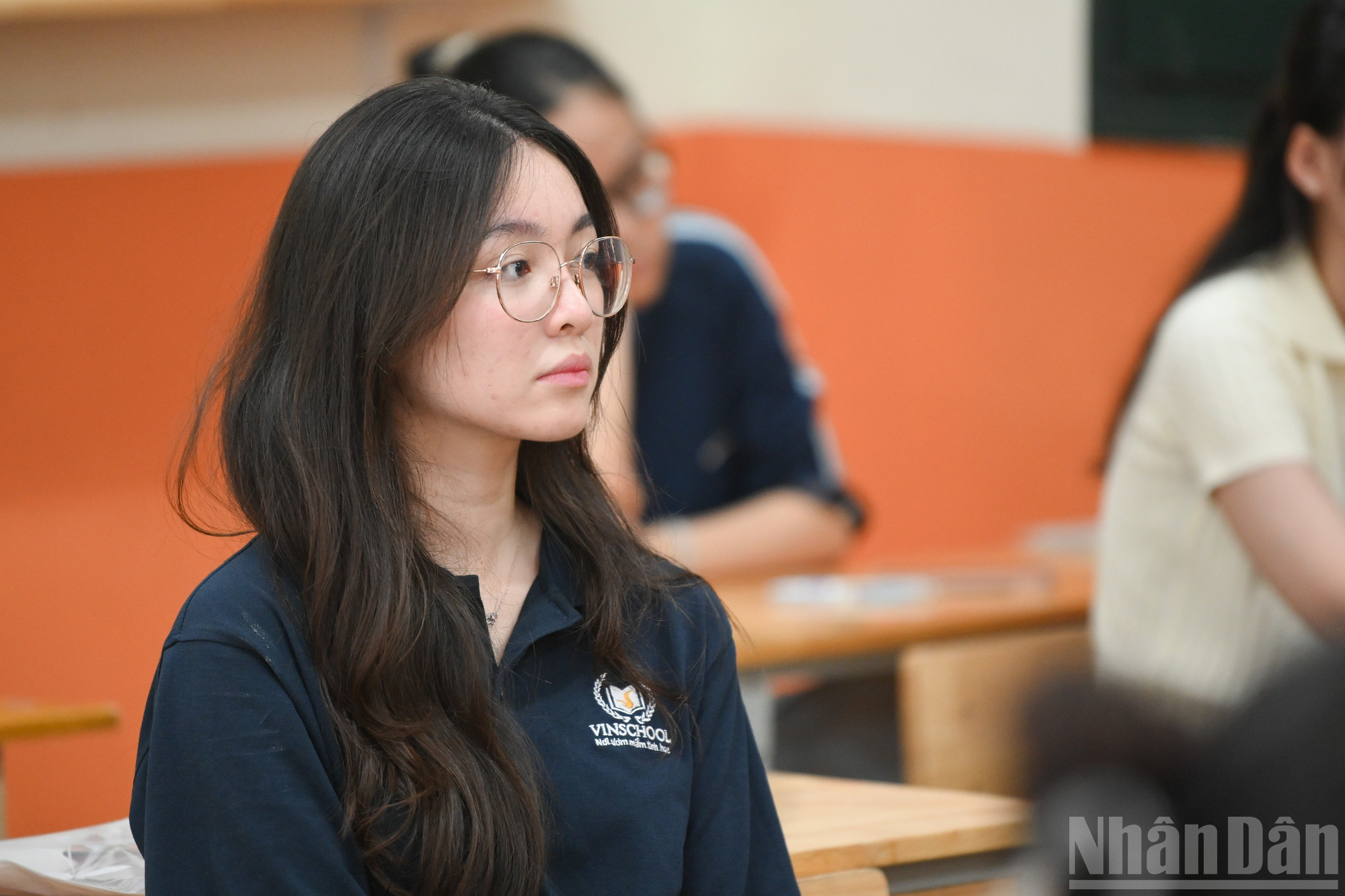 Thí sinh nghe giám thị phổ biến quy chế thi. ndo_br_thi-tot-nghiep-ngay-25-4714.jpg