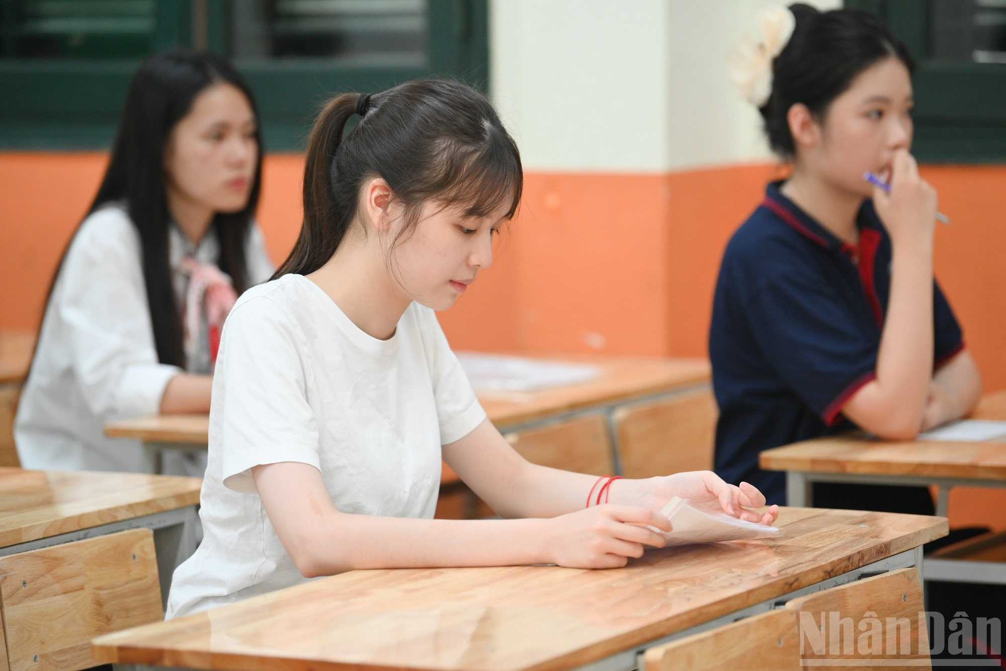 Sau buổi làm thủ tục dự thi chiều nay, các thí sinh sẽ thi môn đầu tiên vào ngày mai (26/6) với môn Ngữ văn kéo dài 120 phút vào buổi sáng. Buổi chiều cùng ngày, thí sinh làm bài thi môn Toán trong thời gian 90 phút. ndo_br_thi-tot-nghiep-ngay-25-4729.jpg