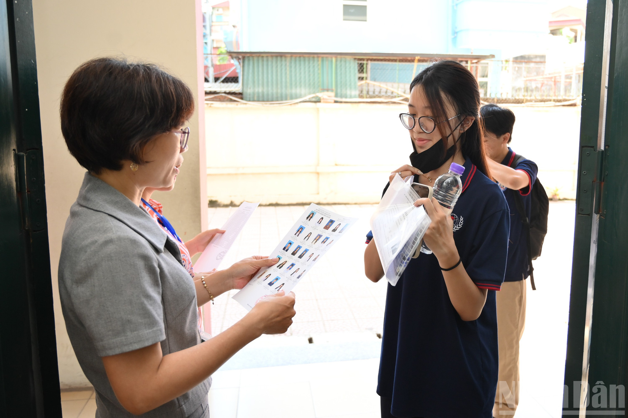 Trong buổi chiều ngày hôm nay, các thí sinh đến điểm thi để nghe quy chế, và kiểm tra lại thông tin trước ngày thi. ndo_br_thi-tot-nghiep-ngay-25-4665.jpg