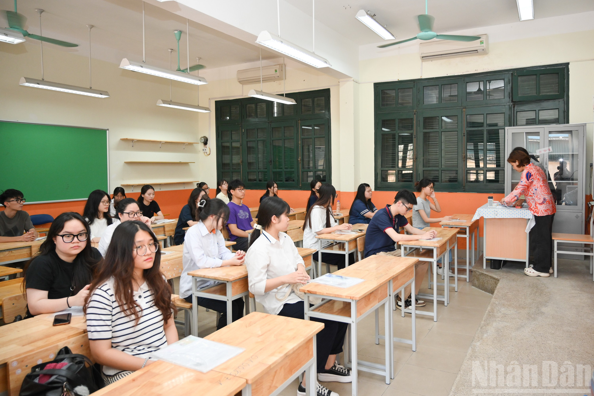 Năm nay trong tổng số 1.162.134 thí sinh đăng ký dự thi tốt nghiệp Trung học phổ thông 2025, có 1.137.183 em sẽ dự thi theo chương trình Giáo dục phổ thông 2018, trong khi 24.951 thí sinh còn lại sẽ thi theo chương trình 2006. Sự song hành của hai chương trình trong cùng một kỳ thi đặt ra những yêu cầu cao về công tác tổ chức, bảo đảm công bằng và minh bạch cho tất cả thí sinh. ndo_br_thi-tot-nghiep-ngay-25-4687.jpg