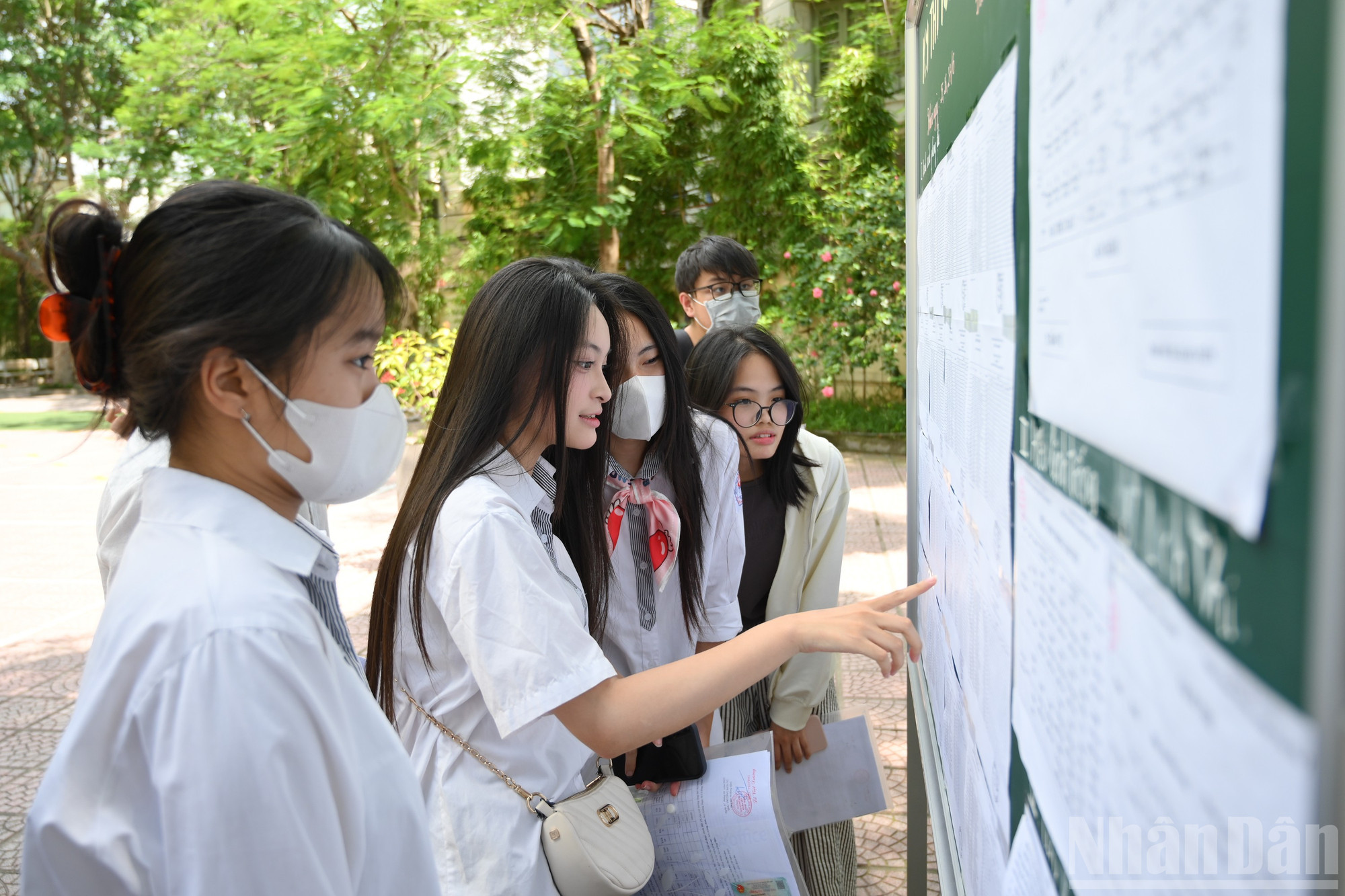 Cô Trần Thị Hải Yến, Hiệu trưởng Trường Trung học phổ thông Trần Phú (Hoàn Kiếm), Trưởng điểm thi Trường Trung học cơ sở Minh Khai (Hai Bà Trưng) cho biết, tại điểm thi có 16 phòng thi, 384 thí sinh. Điểm thi đã có đầy đủ phương án dự phòng trong trường hợp theo đúng chỉ đạo. ndo_br_thi-tot-nghiep-ngay-25-4554.jpg
