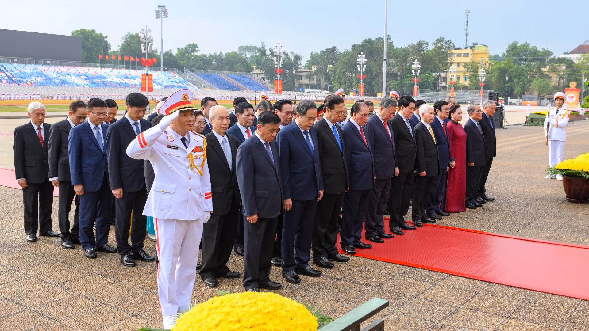 Các đồng chí lãnh đạo, nguyên lãnh đạo Đảng, Nhà nước thành kính tưởng nhớ công lao to lớn của Chủ tịch Hồ Chí Minh.