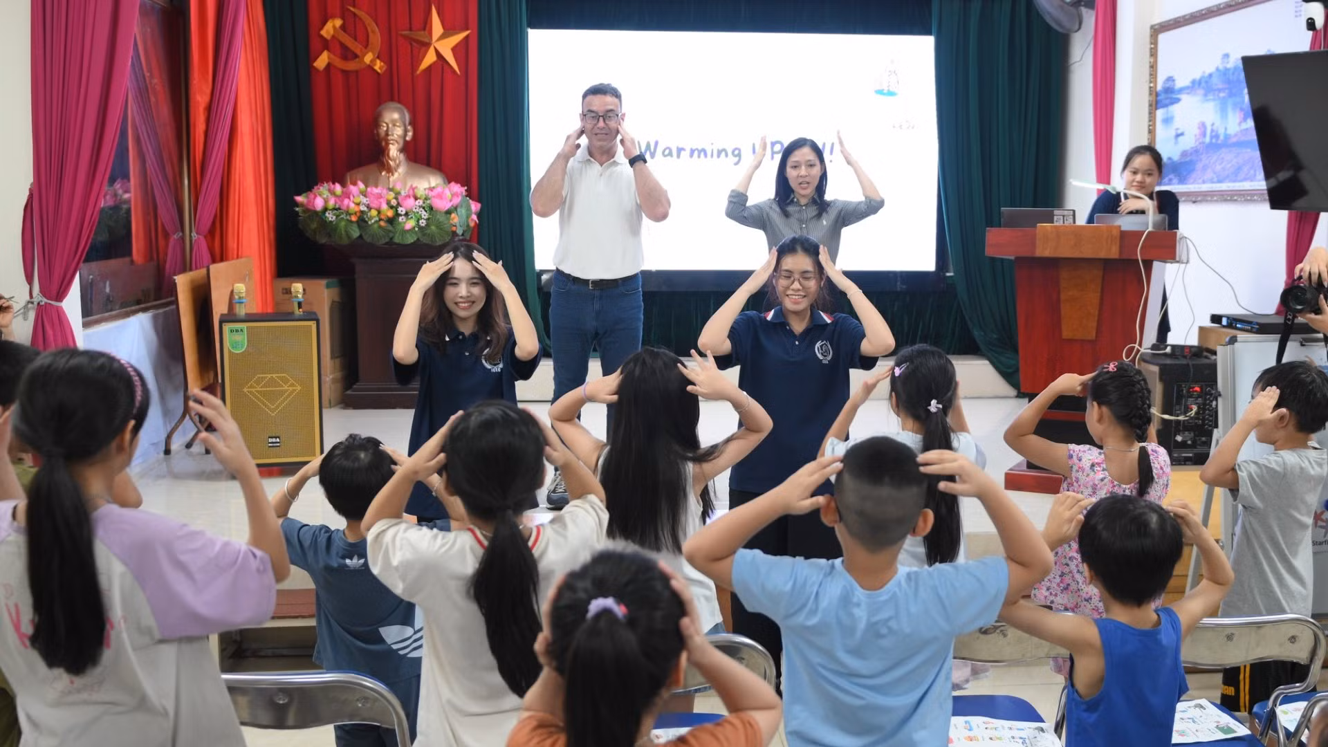 Trò chơi bằng tiếng Anh được các bạn nhỏ hào hứng tham gia.