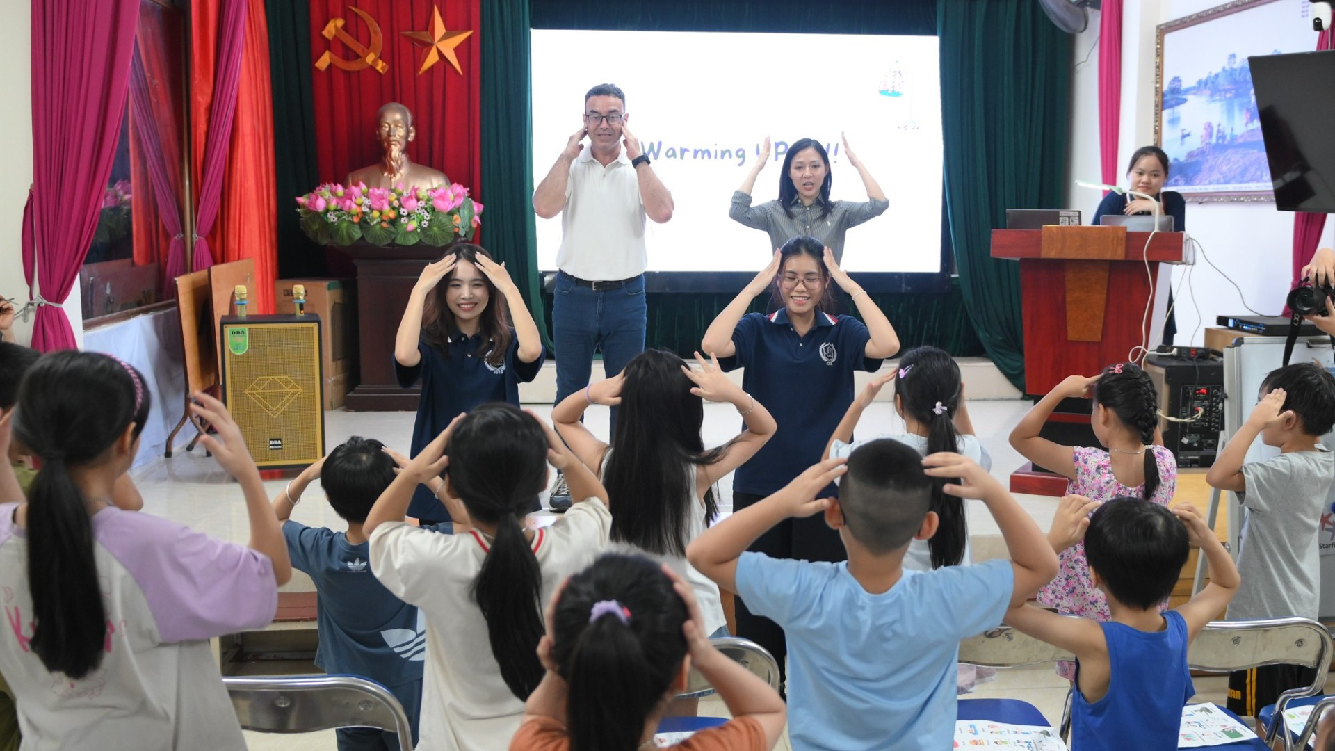 Trò chơi bằng tiếng Anh được các bạn nhỏ hào hứng tham gia.