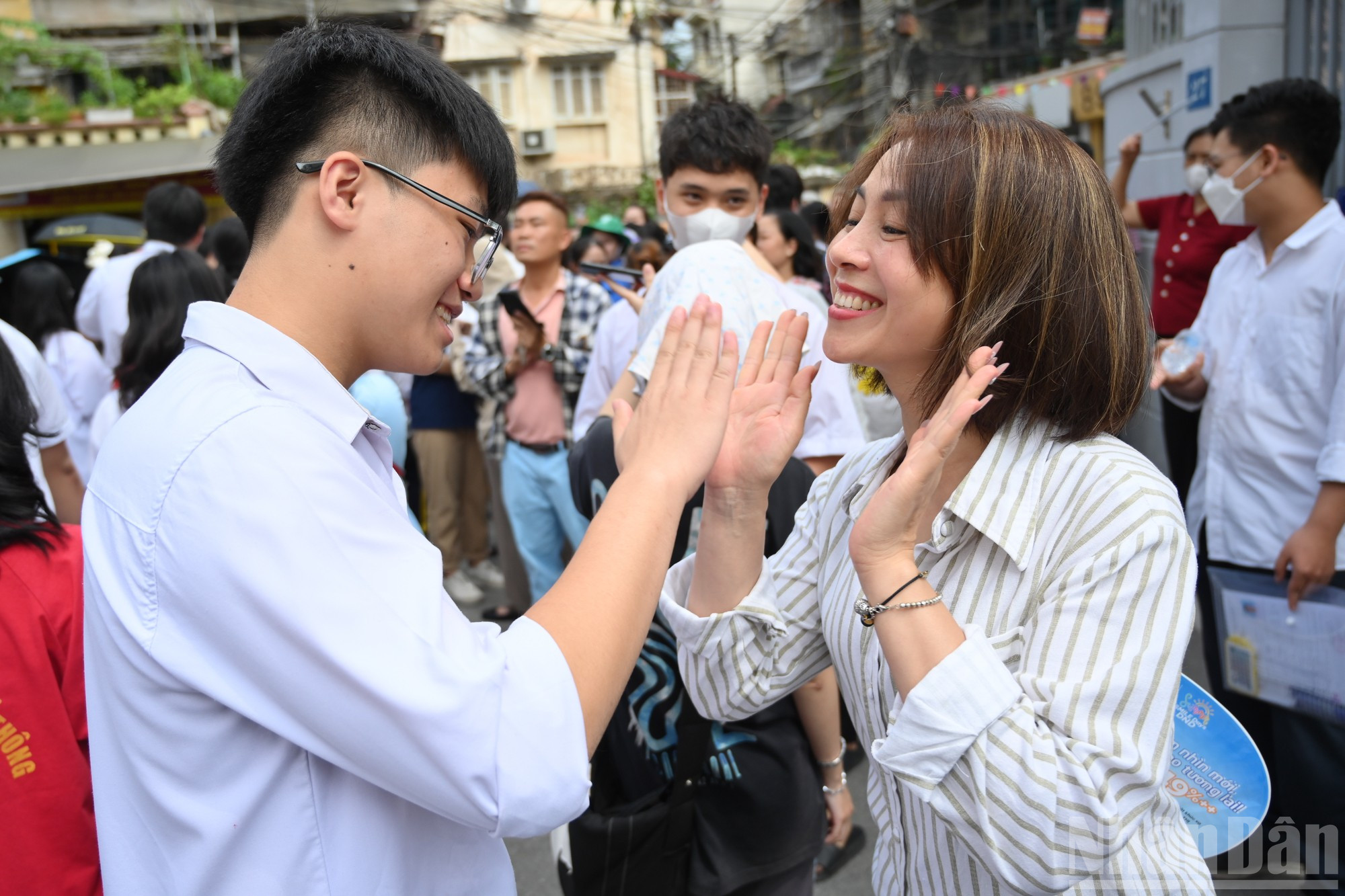 Nhiều thí sinh vui vẻ, tự tin sau khi kết thúc các môn thi trong ngày đầu tiên của Kỳ thi tốt nghiệp Trung học phổ thông 2025. ndo_br_ngay-thi-dau-tien-sang-thi-sinh-ra-5936.jpg