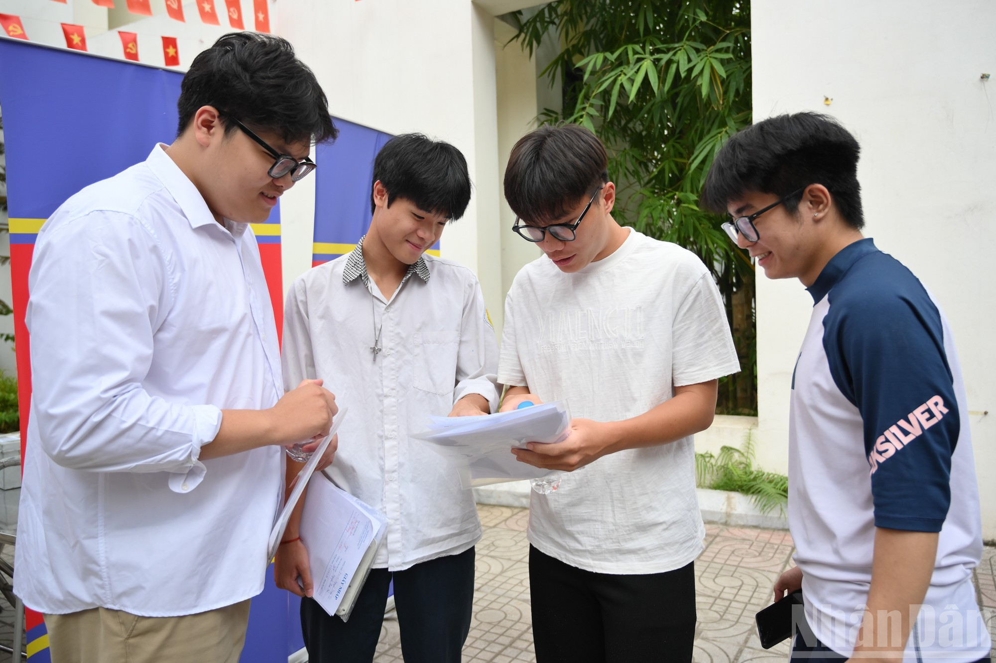 Tại điểm Trường trung học cơ sở Nguyễn Trường Tộ, quận Đống Đa, các thí sinh cùng nhau chia sẻ về bài làm của mình. ndo_br_ngay-thi-dau-tien-sang-thi-sinh-ra-5989.jpg