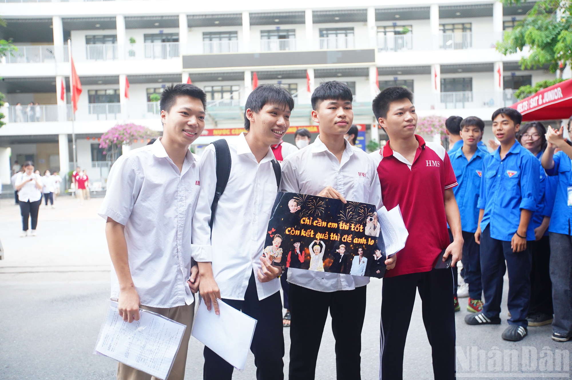 Tại điểm Trường trung học phổ thông Khương Đình, quận Thanh Xuân, nhiều món quà cổ vũ tinh thần dễ thương được gửi đến các bạn thí sinh. ndo_br_dsc05269.jpg
