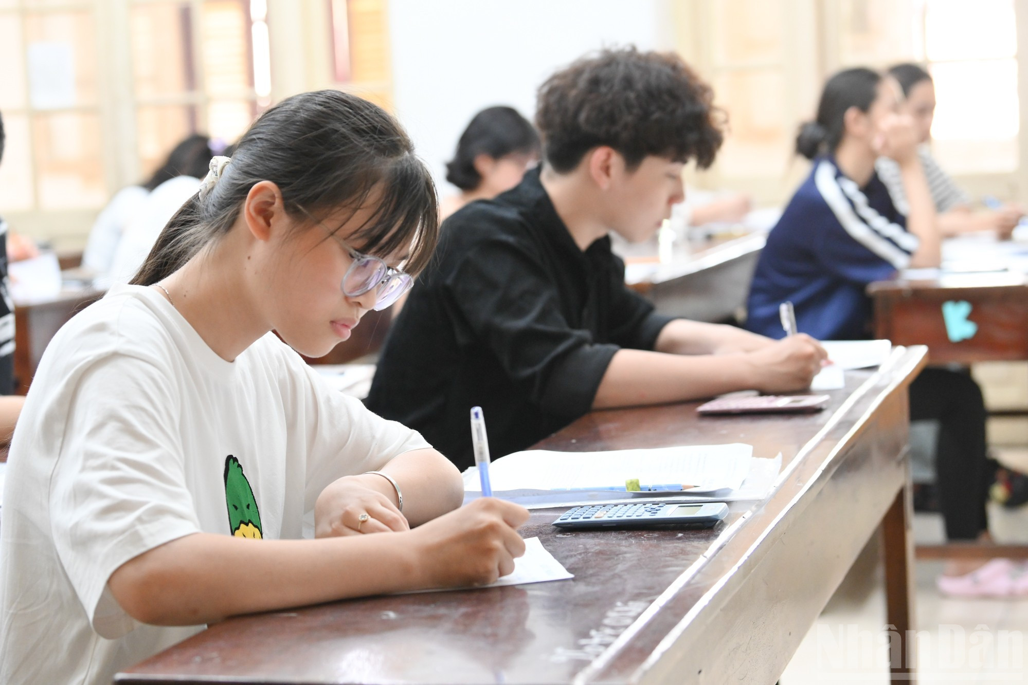 Thí sinh chuẩn bị làm bài thi Toán tại điểm Trường trung học phổ thông Trần Phú. ndo_br_ngay-dau-tien-thi-tot-nghie-6374.jpg