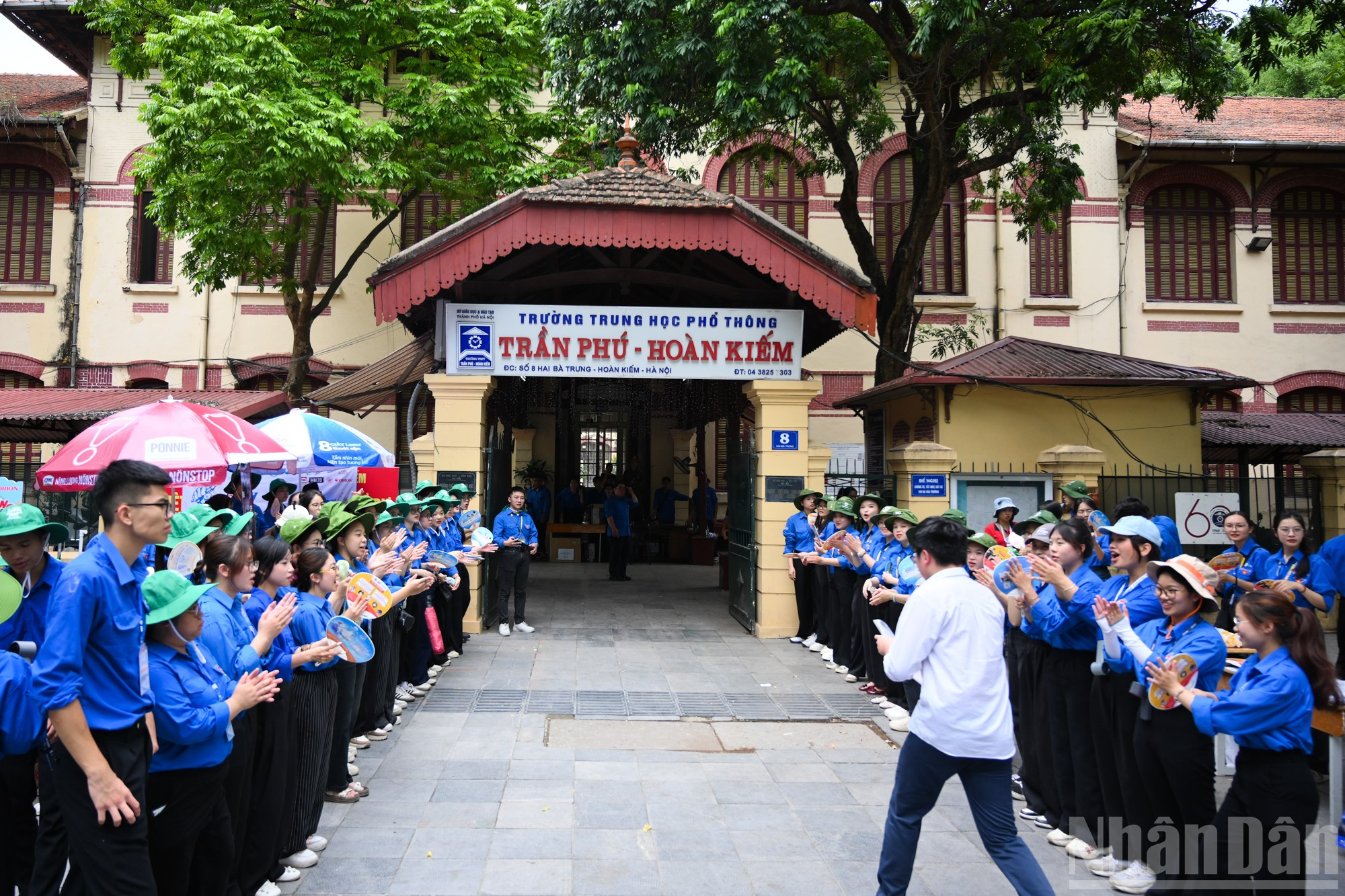 Chiều 26/6, tại điểm Trường trung học phổ thông Trần Phú, quận Hoàn Kiếm, các thí sinh đến điểm thi từ sớm để chuẩn bị bước vào môn thi thứ 2 của Kỳ thi tốt nghiệp Trung học phổ thông 2025. ndo_br_ngay-dau-tien-thi-tot-nghie-6108.jpg