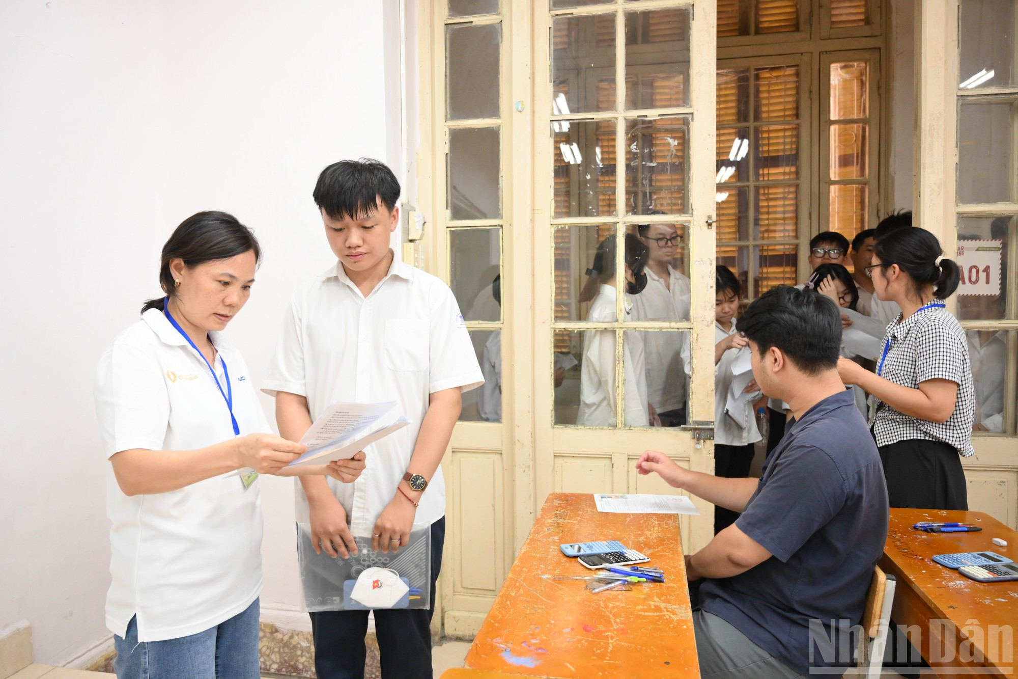 Giám thị kiểm tra thông tin, vị trí ngồi của thí sinh. ndo_br_ngay-dau-tien-thi-tot-nghie-6294.jpg
