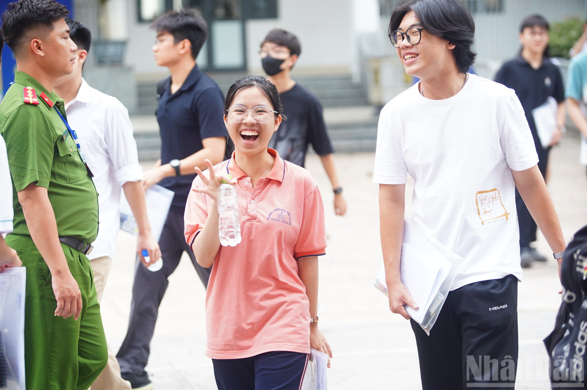 Kết thúc bài thi Toán, các thí sinh vui vẻ bước ra khỏi điểm thi. ndo_br_dsc05198.jpg