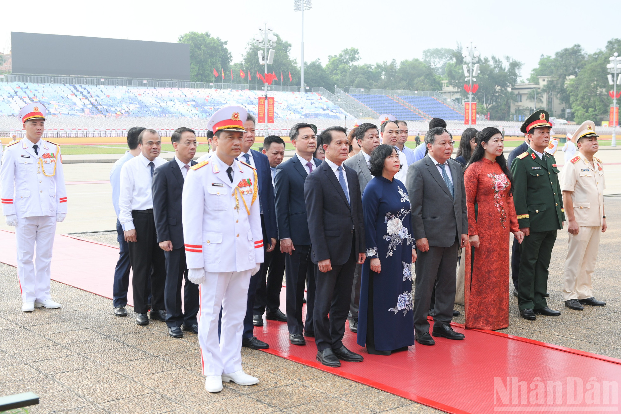 Đoàn đại biểu Thành ủy, Hội đồng nhân dân, Ủy ban nhân dân, Ủy ban Mặt trận Tổ quốc thành phố Hà Nội vào Lăng viếng Chủ tịch Hồ Chí Minh. ndo_br_vieng-lang-19-3153.jpg