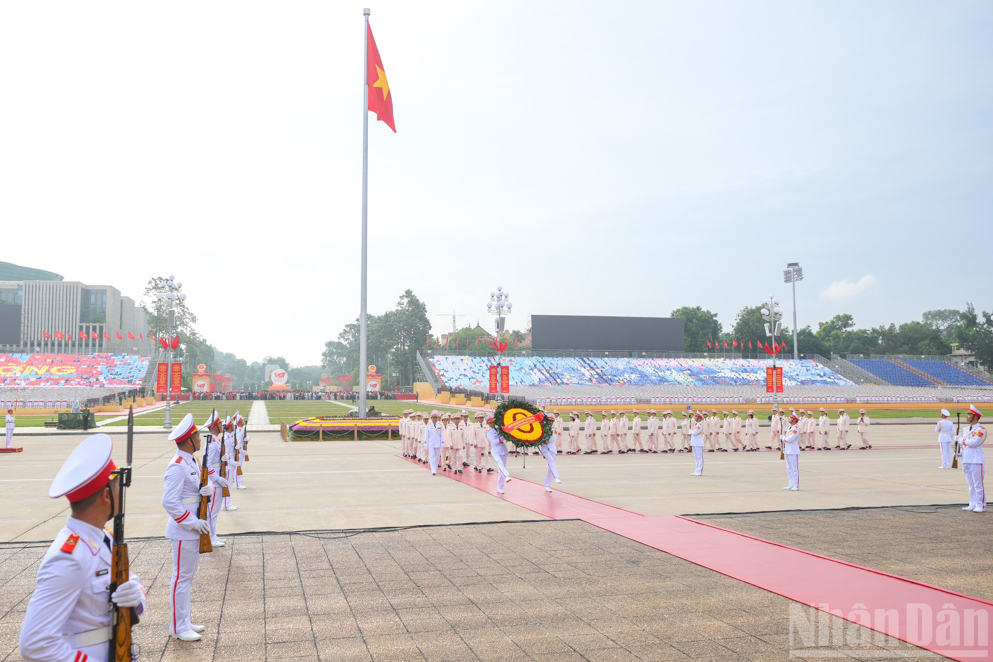 Đoàn đại biểu Đảng ủy Công an Trung ương-Bộ Công an vào Lăng viếng Chủ tịch Hồ Chí Minh. ndo_br_vieng-lang-19-3024.jpg