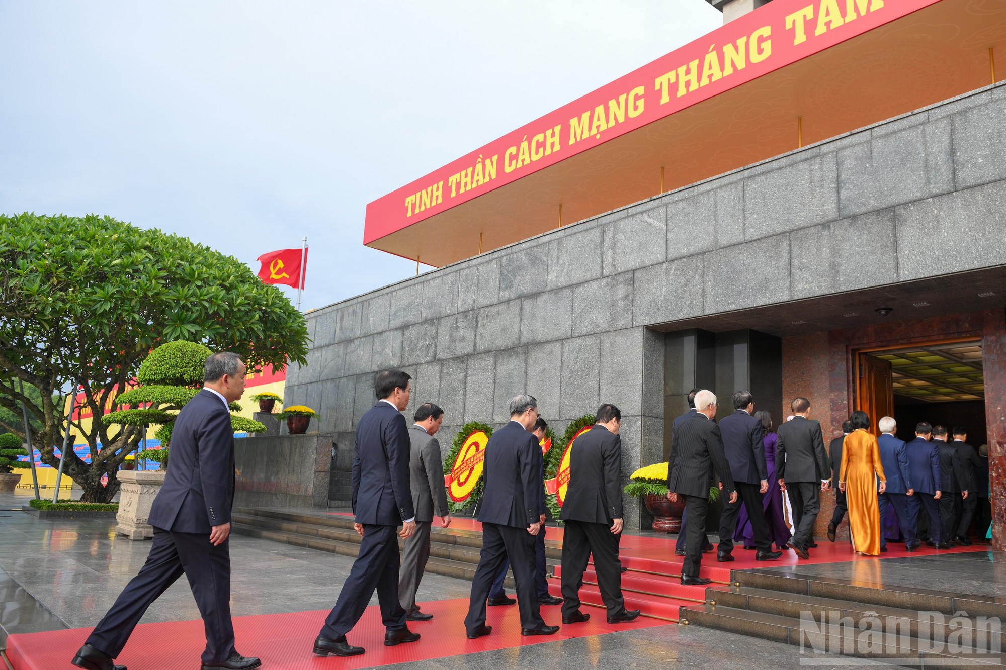 Đoàn đại biểu vào Lăng viếng Chủ tịch Hồ Chí Minh. ndo_br_vieng-lang-19-2886.jpg