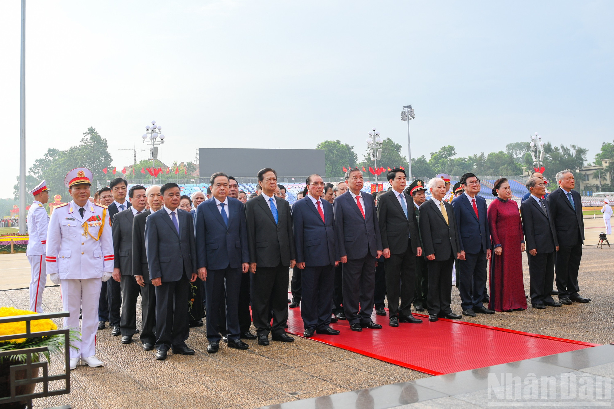 Các đồng chí lãnh đạo, nguyên lãnh đạo Đảng, Nhà nước thành kính tưởng nhớ Chủ tịch Hồ Chí Minh. ndo_br_vieng-lang-19-2791.jpg