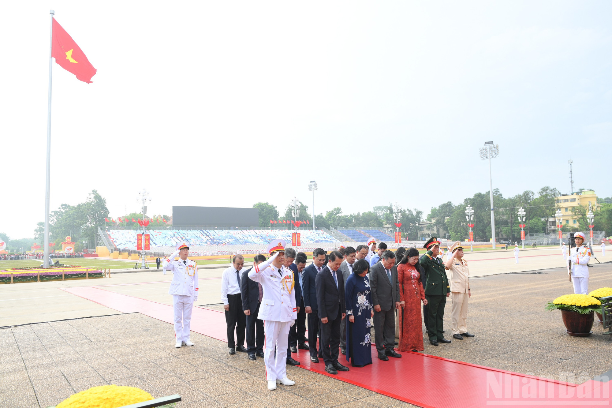 Đoàn đại biểu Thành ủy, Hội đồng nhân dân, Ủy ban nhân dân, Ủy ban Mặt trận Tổ quốc thành phố Hà Nội thành kính tưởng nhớ Chủ tịch Hồ Chí Minh. ndo_br_vieng-lang-19-3189.jpg