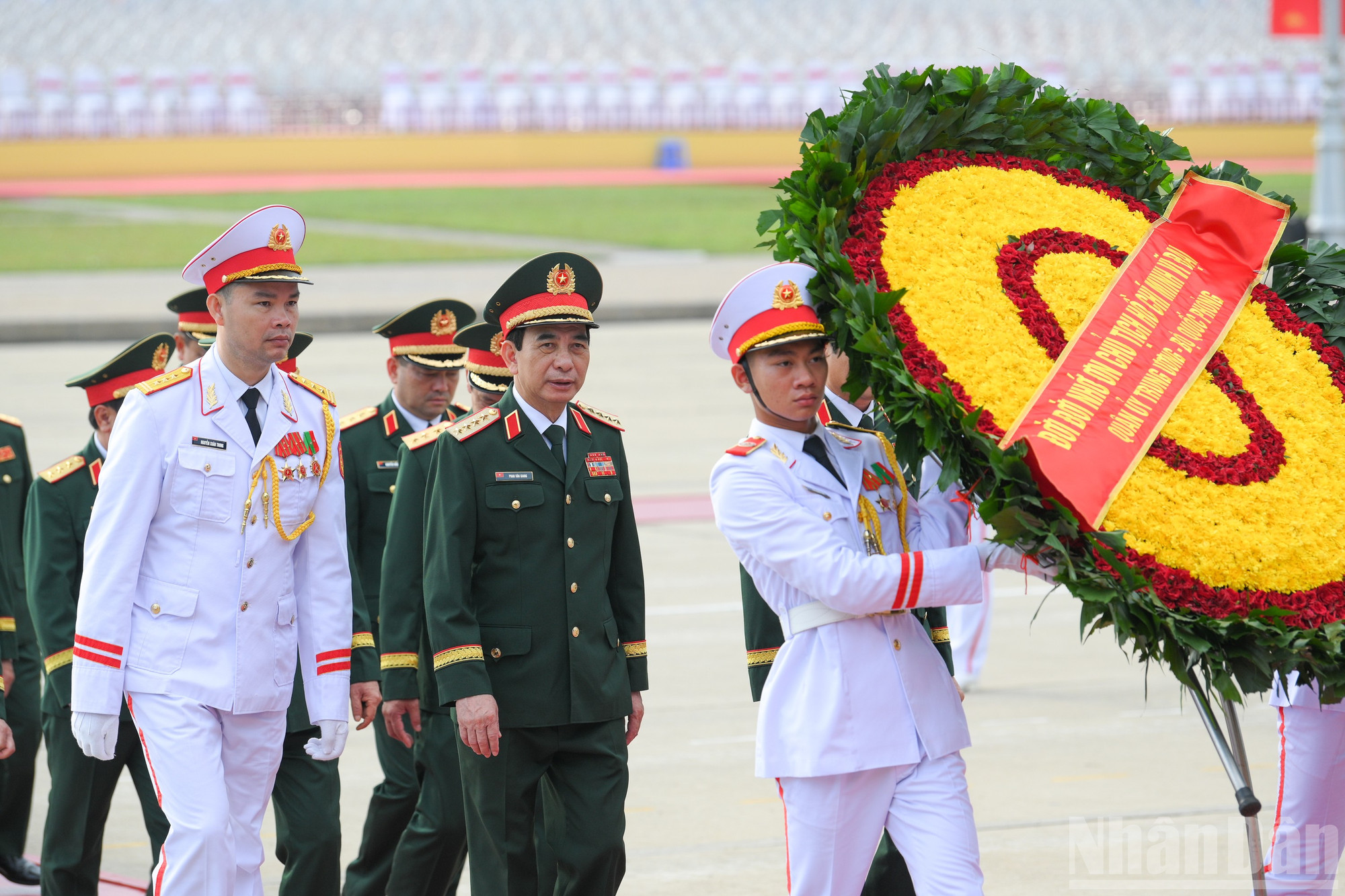 Đại tướng Phan Văn Giang, Bộ trưởng Quốc phòng cùng đoàn đại biểu Quân ủy Trung ương-Bộ Quốc phòng vào Lăng viếng Chủ tịch Hồ Chí Minh. ndo_br_vieng-lang-19-2916.jpg