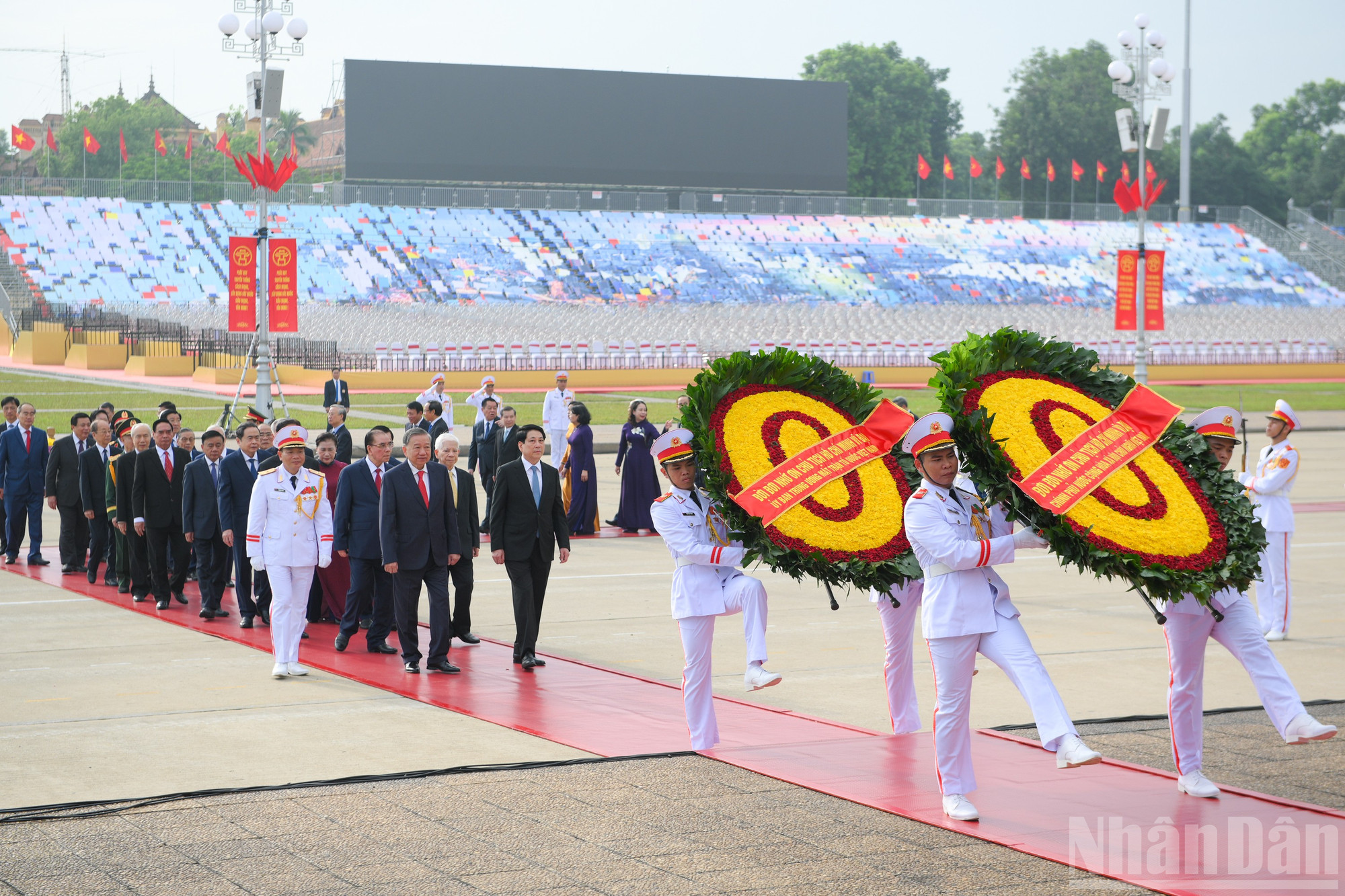 Vòng hoa của Đoàn mang dòng chữ “Đời đời nhớ ơn Chủ tịch Hồ Chí Minh vĩ đại”. ndo_br_vieng-lang-19-2644.jpg
