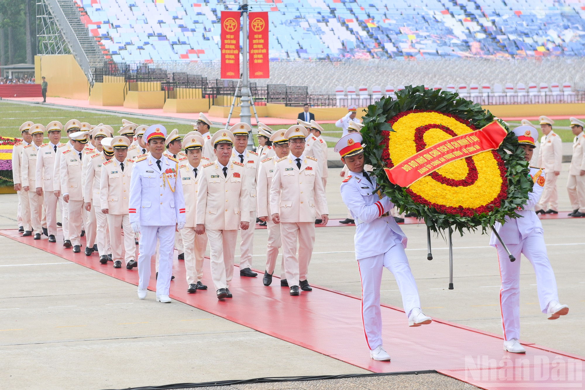 Đoàn đại biểu Đảng ủy Công an Trung ương-Bộ Công an vào Lăng viếng Chủ tịch Hồ Chí Minh. ndo_br_vieng-lang-19-3052.jpg