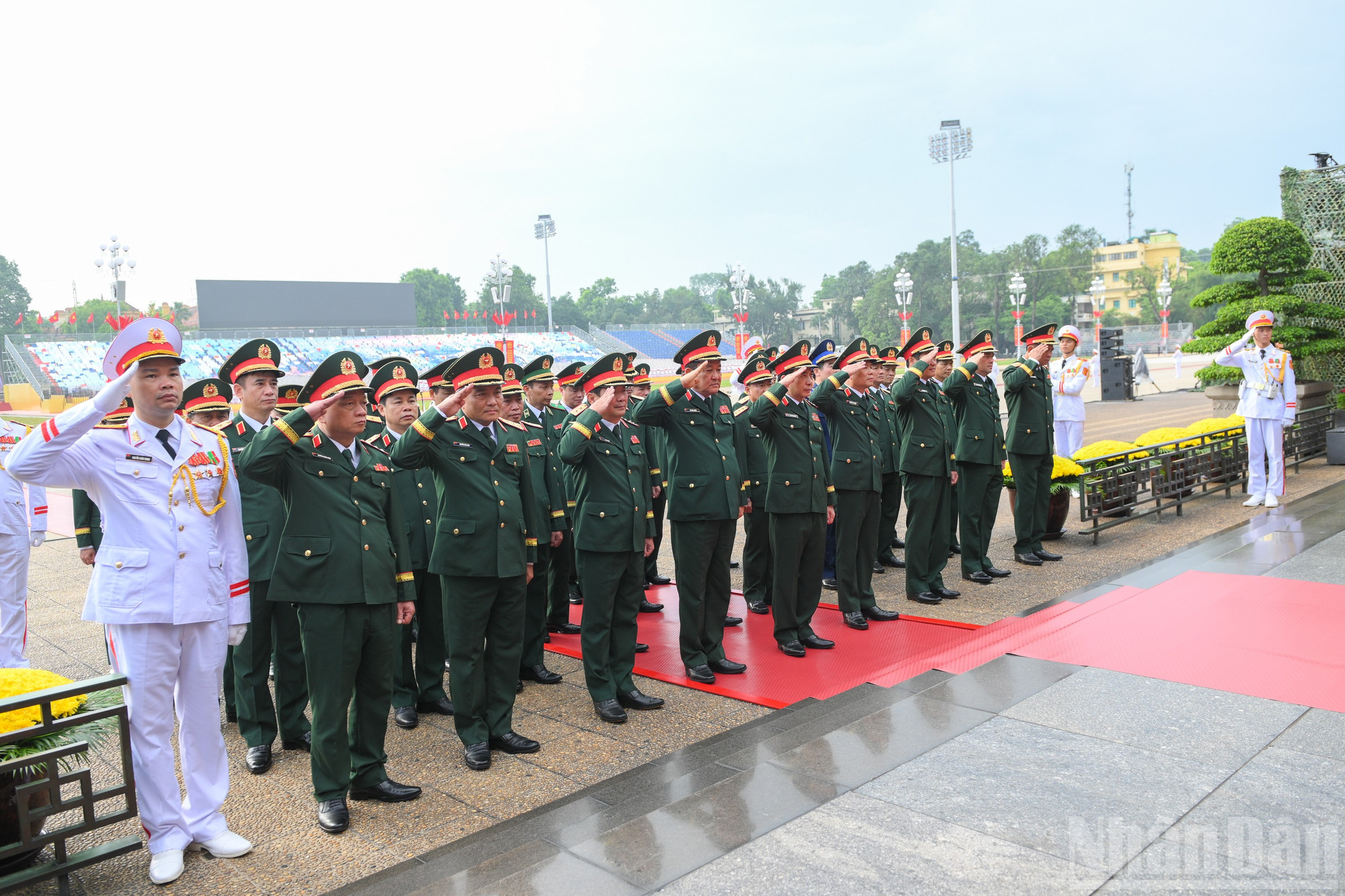 Đoàn đại biểu Quân ủy Trung ương-Bộ Quốc phòng thành kính tưởng nhớ Chủ tịch Hồ Chí Minh. ndo_br_vieng-lang-19-2999.jpg