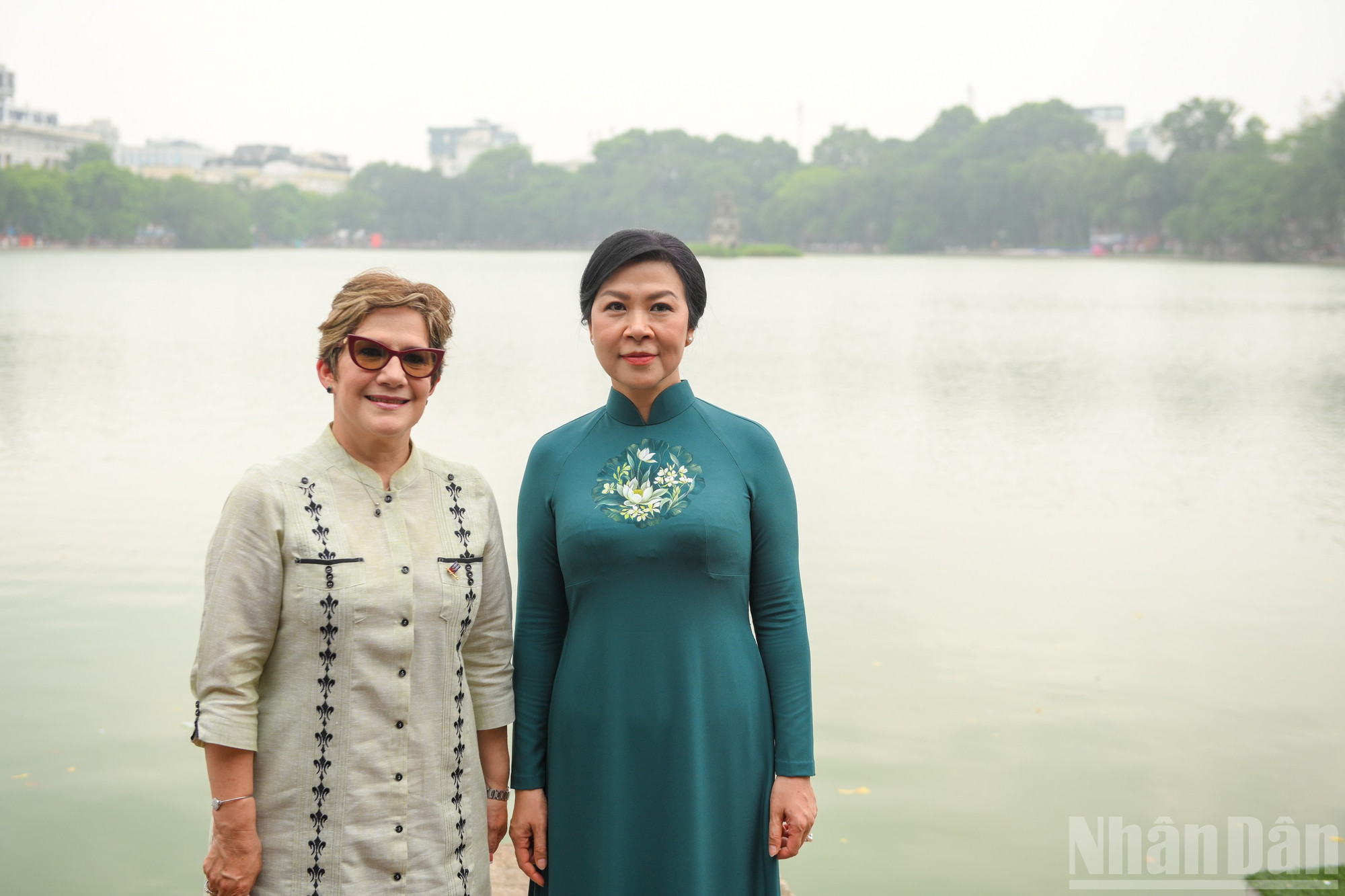Bà Ngô Phương Ly, Phu nhân Tổng Bí thư Tô Lâm cùng bà Lis Cuesta Peraza, Phu nhân Bí thư Thứ nhất, Chủ tịch nước Cuba Miguel Diaz-Canel Bermudez. ndo_br_phu-nhan-tham-quan-mua-roi-5378.jpg