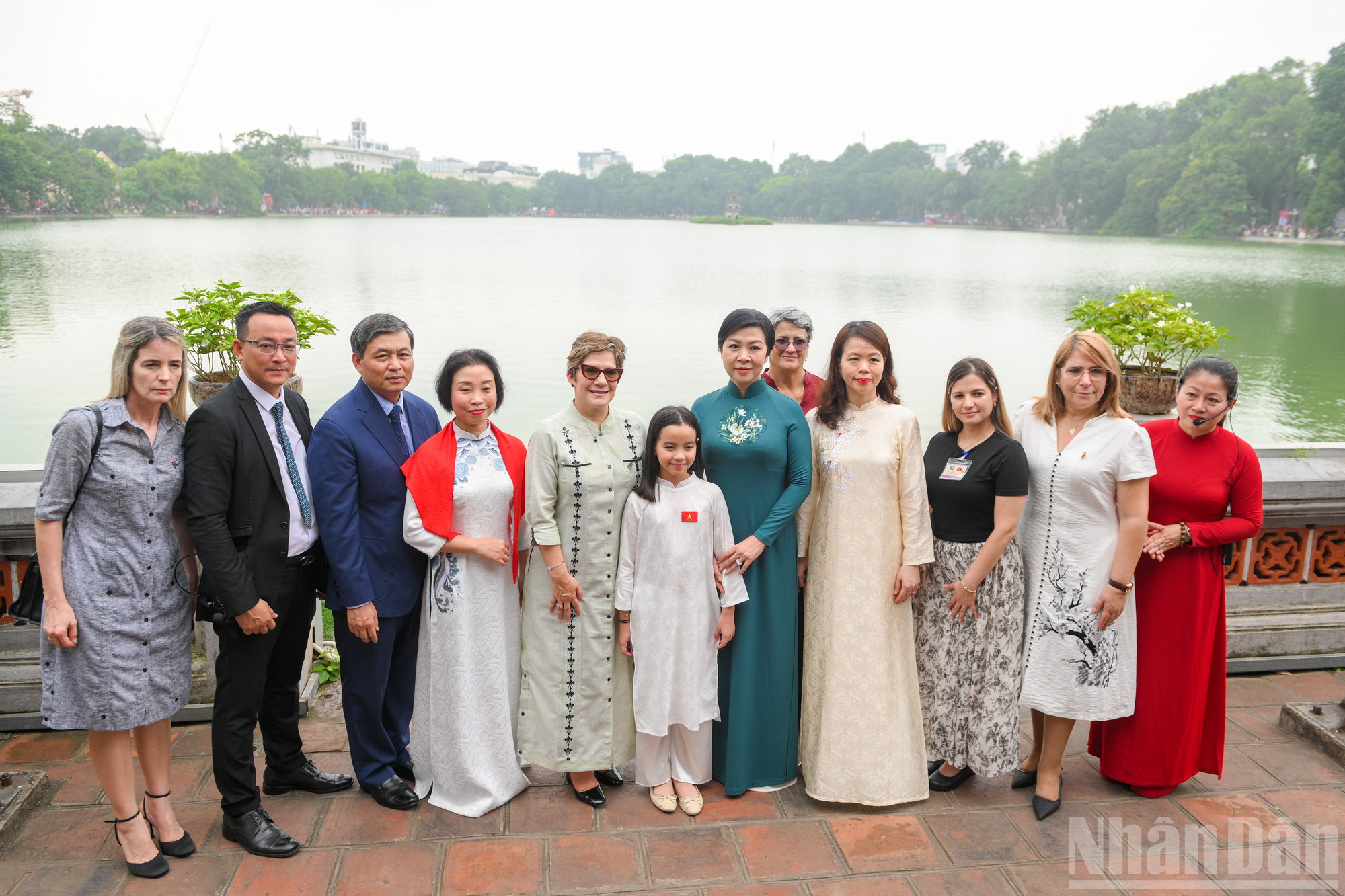 Phu nhân Tổng Bí thư Tô Lâm và Phu nhân Bí thư thứ nhất, Chủ tịch nước Cuba cùng đoàn tại đền Ngọc Sơn. ndo_br_phu-nhan-tham-quan-mua-roi-5429.jpg