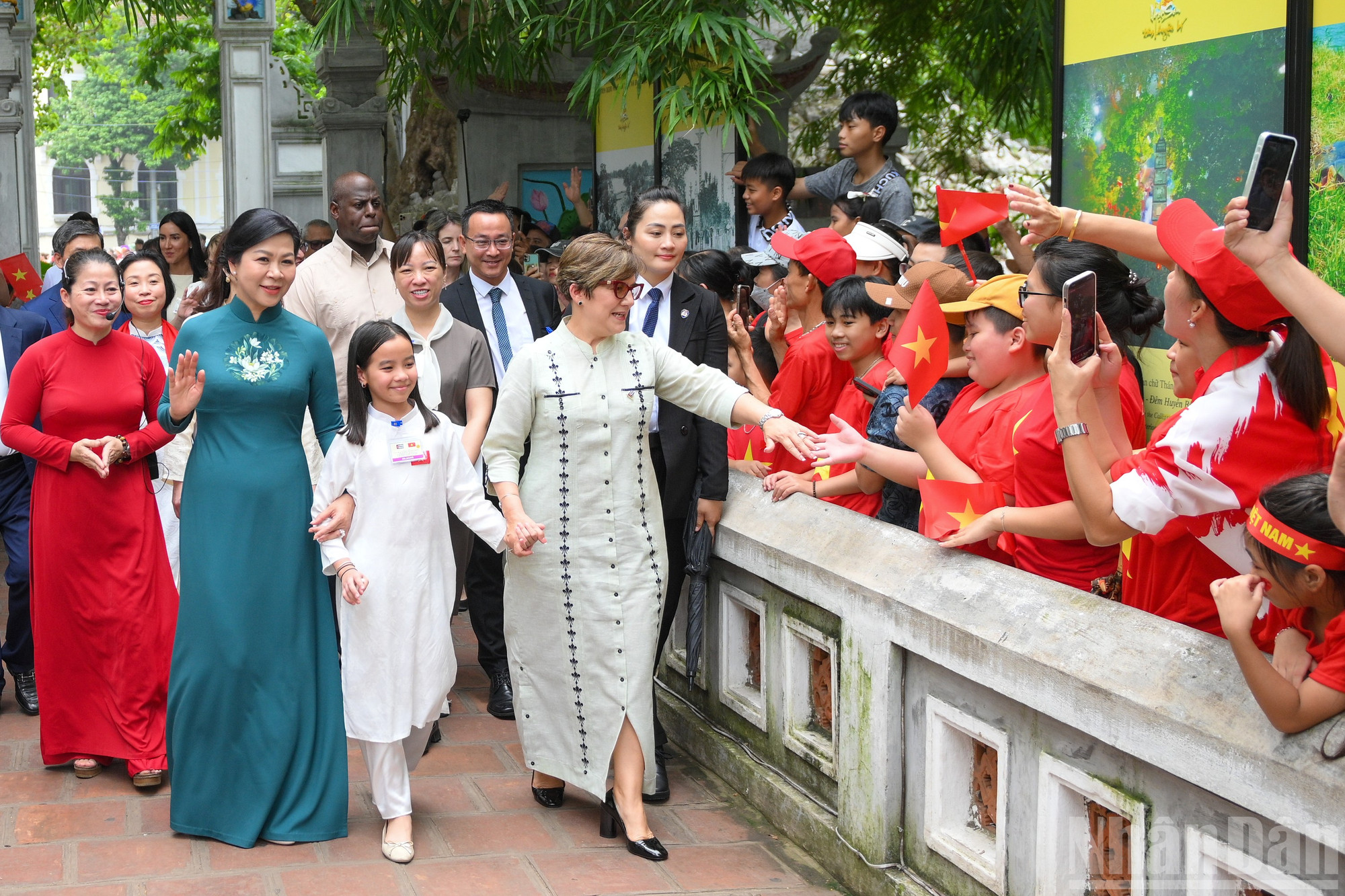 Người dân thủ đô chào đón Phu nhân Tổng Bí thư Tô Lâm cùng Phu nhân Bí thư Thứ nhất, Chủ tịch nước Cuba. ndo_br_phu-nhan-tham-quan-mua-roi-4727.jpg