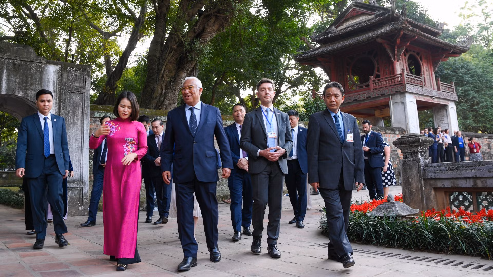 Chủ tịch Hội đồng châu Âu Antonio Costa cùng đoàn đại biểu tham quan Khu di tích quốc gia đặc biệt Văn Miếu-Quốc Tử Giám.