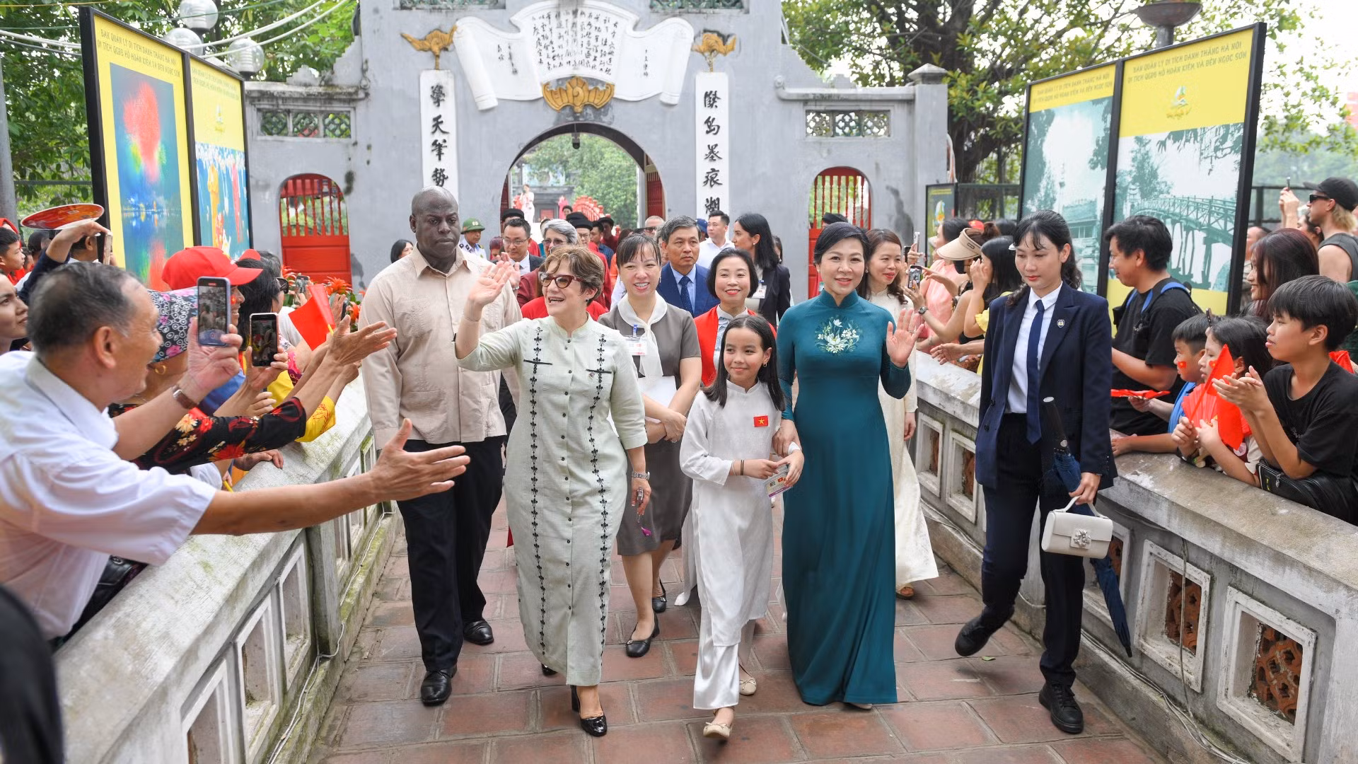 Người dân Thủ đô chào đón Phu nhân Tổng Bí thư Tô Lâm cùng Phu nhân Bí thư Thứ nhất, Chủ tịch nước Cộng hòa Cuba.