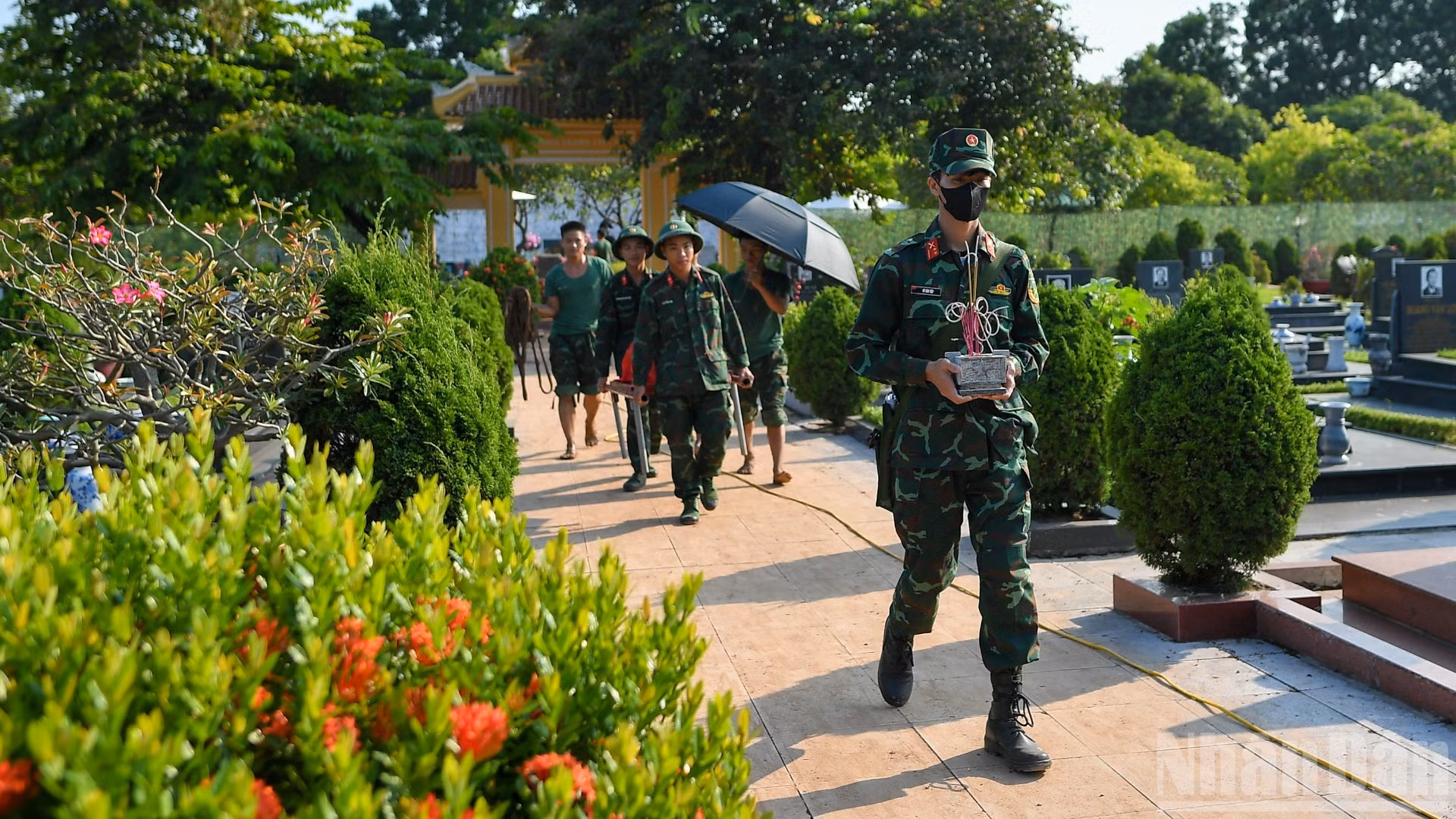 Hài cốt liệt sĩ được cán bộ chiến sĩ đưa ra khu vực lấy mẫu ADN.